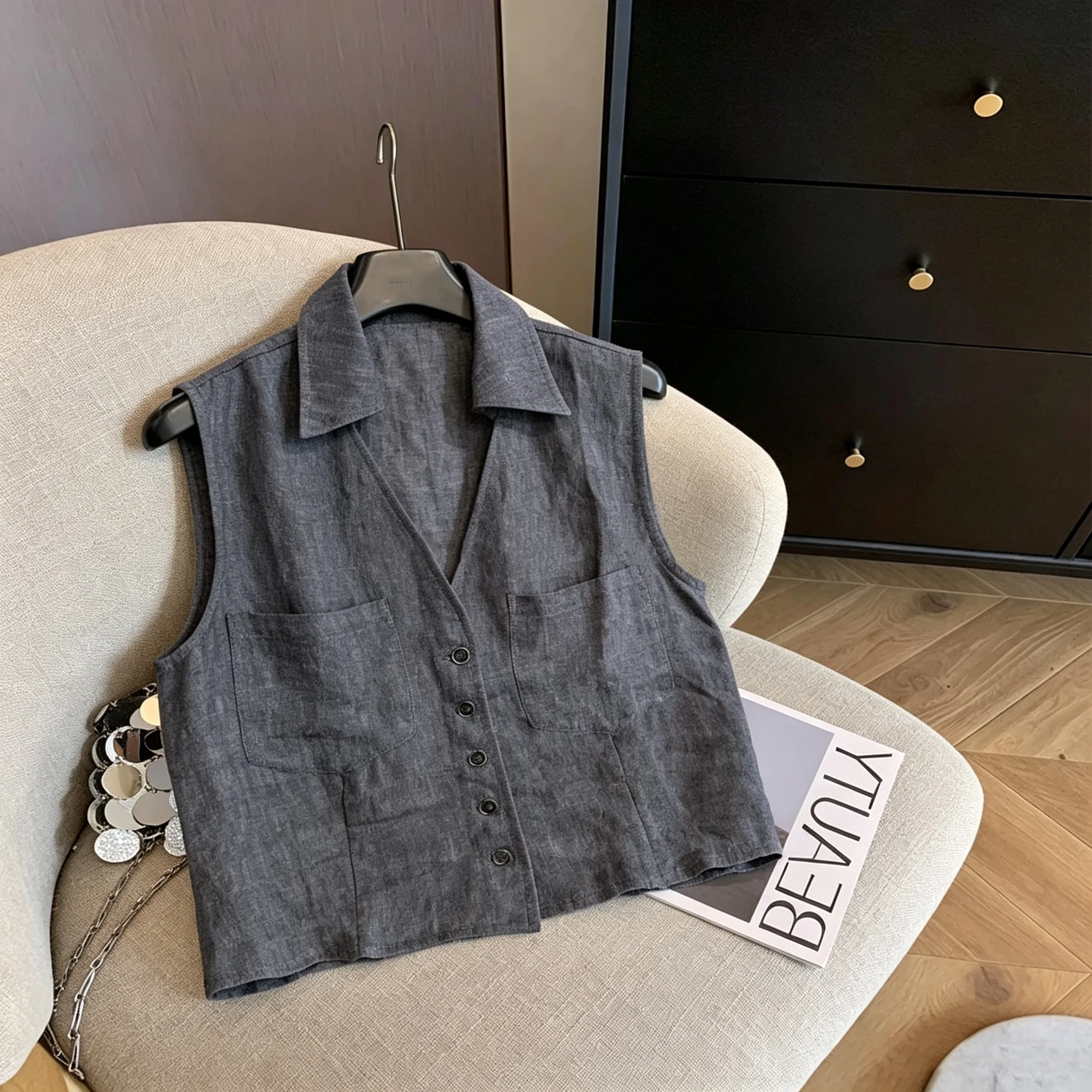 Loose Fit Single-Button V-Neck Sleeveless Vest Top High-End Korean Style for Men And Women Summer Casual Wear Slimming Effect
Loose Fit Single-Button V-Neck Sleeveless Vest Top High-End Korean Style for Men And Women Summer Casual Wear Slimming Effect