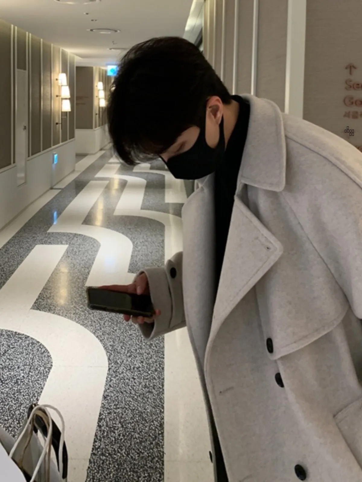 Мужское удлиненное пальто-свитер на двубортной застежке, корейский модный длинный плащ-ветровка выше колена, осенне-зимняя коллекция
Мужское удлиненное пальто-свитер на двубортной застежке, корейский модный длинный плащ-ветровка выше колена, осенне-зимняя коллекция