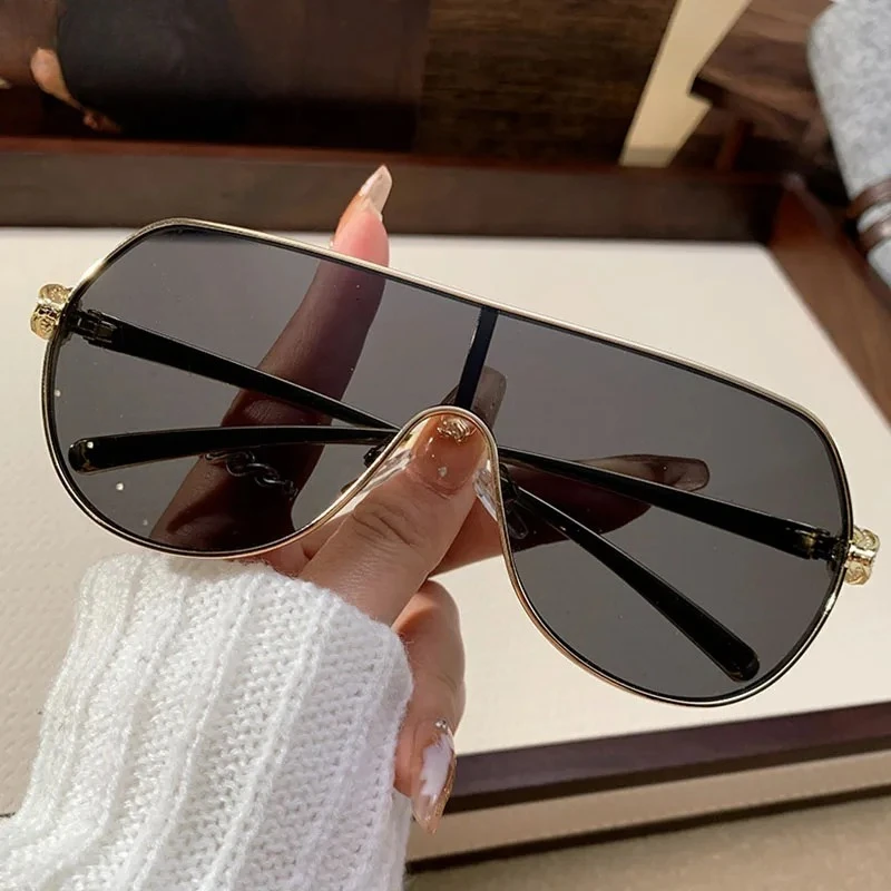 Fashion One-Piece Lens Large Frame Sunglasses Women's Retro High-End Metal Sunglasses Personality Snake Head Sunglasses Men 
Fashion One-Piece Lens Large Frame Sunglasses Women's Retro High-End Metal Sunglasses Personality Snake Head Sunglasses Men