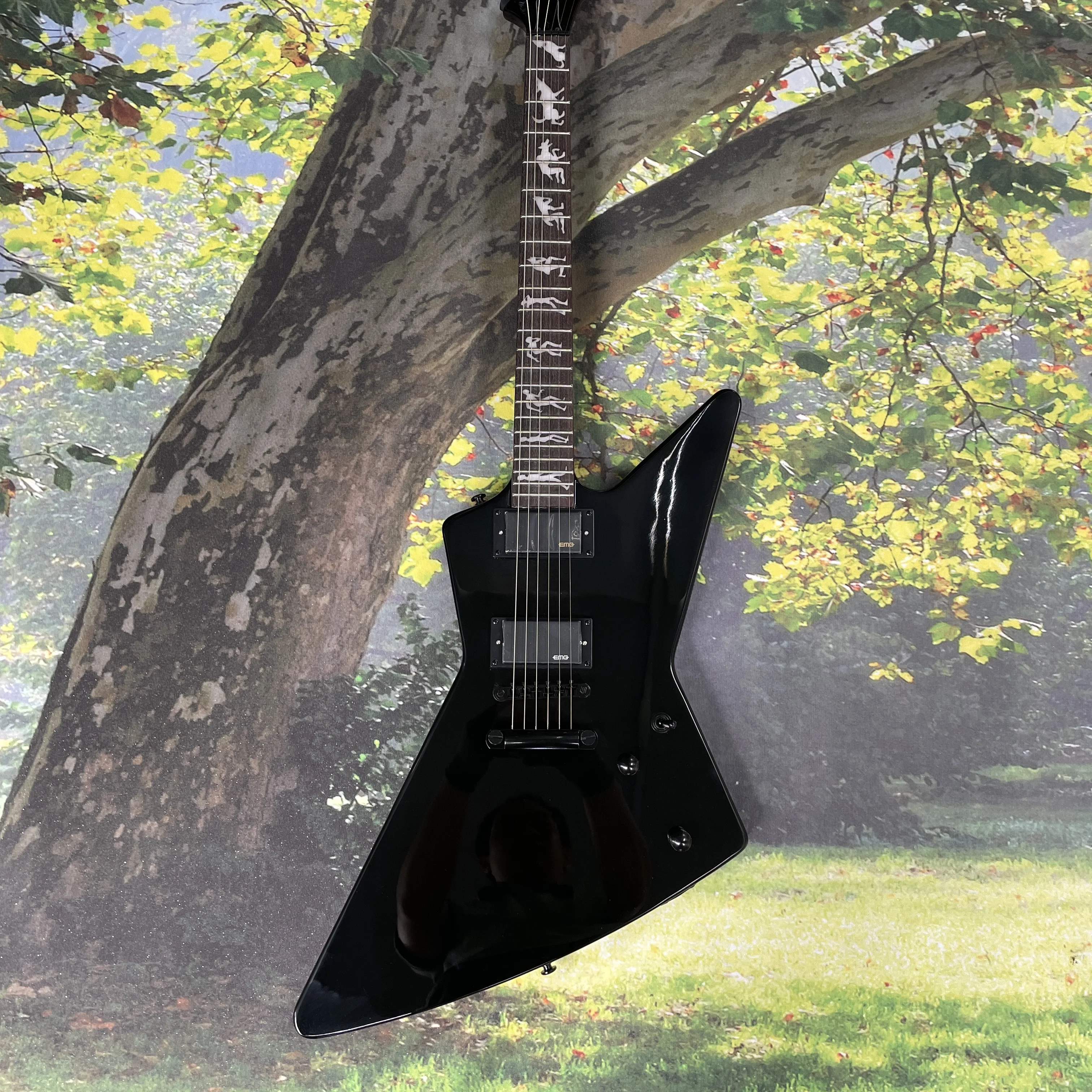 Glossy black irregular-shaped electric guitar, fixed bridge high stability guitars, beginner to intermediate electric guitarra
Glossy black irregular-shaped electric guitar, fixed bridge high stability guitars, beginner to intermediate electric guitarra