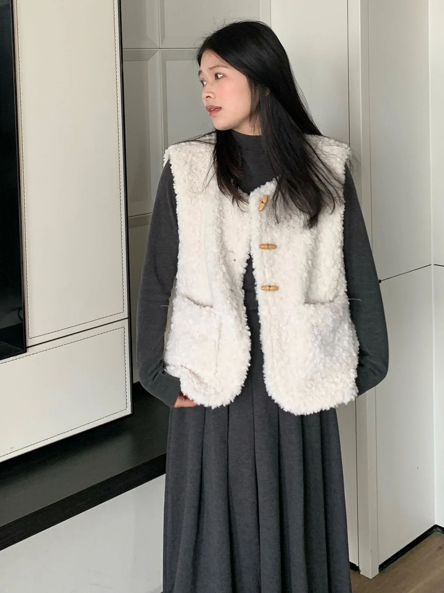 Sli Thiened Lamb Velvet Vest Women's Outerwear Winter Faionable Fluffy Jaet Button Sle Polyester Fiber Coat
Sli Thiened Lamb Velvet Vest Women's Outerwear Winter Faionable Fluffy Jaet Button Sle Polyester Fiber Coat