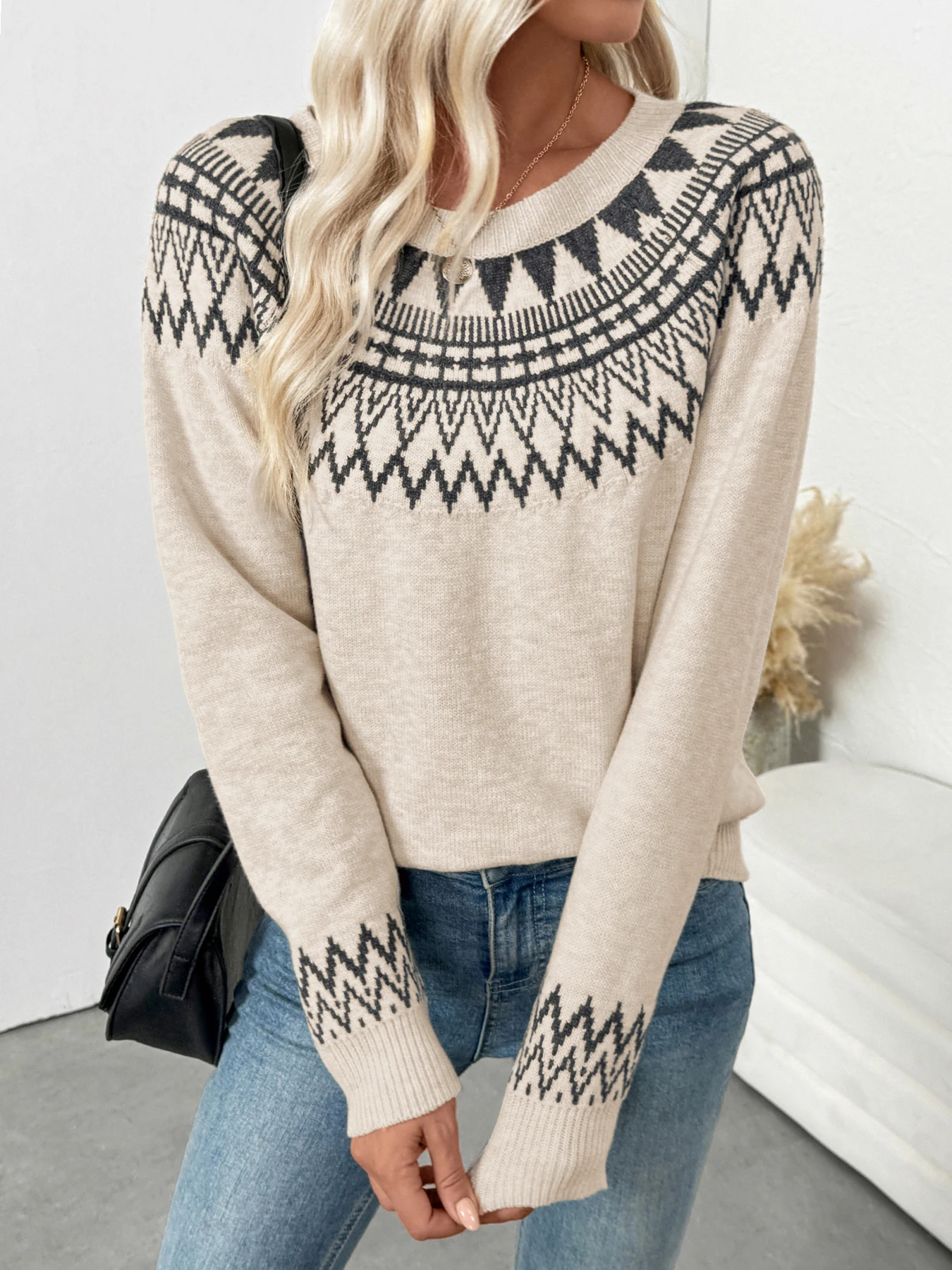 A Bohemian ethnic style round-neck pullover sweater for women in cross-border trade with Europe and America
A Bohemian ethnic style round-neck pullover sweater for women in cross-border trade with Europe and America