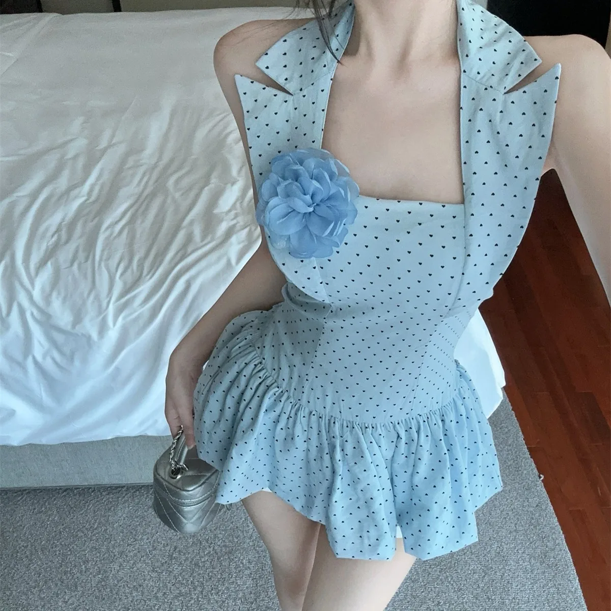 Blue Polka Dot Neck Hanging Suit Collar Sleeveless Women's Vest Summer New Style Pure Desire Sexy Top Slimming Small Shirt
Blue Polka Dot Neck Hanging Suit Collar Sleeveless Women's Vest Summer New Style Pure Desire Sexy Top Slimming Small Shirt