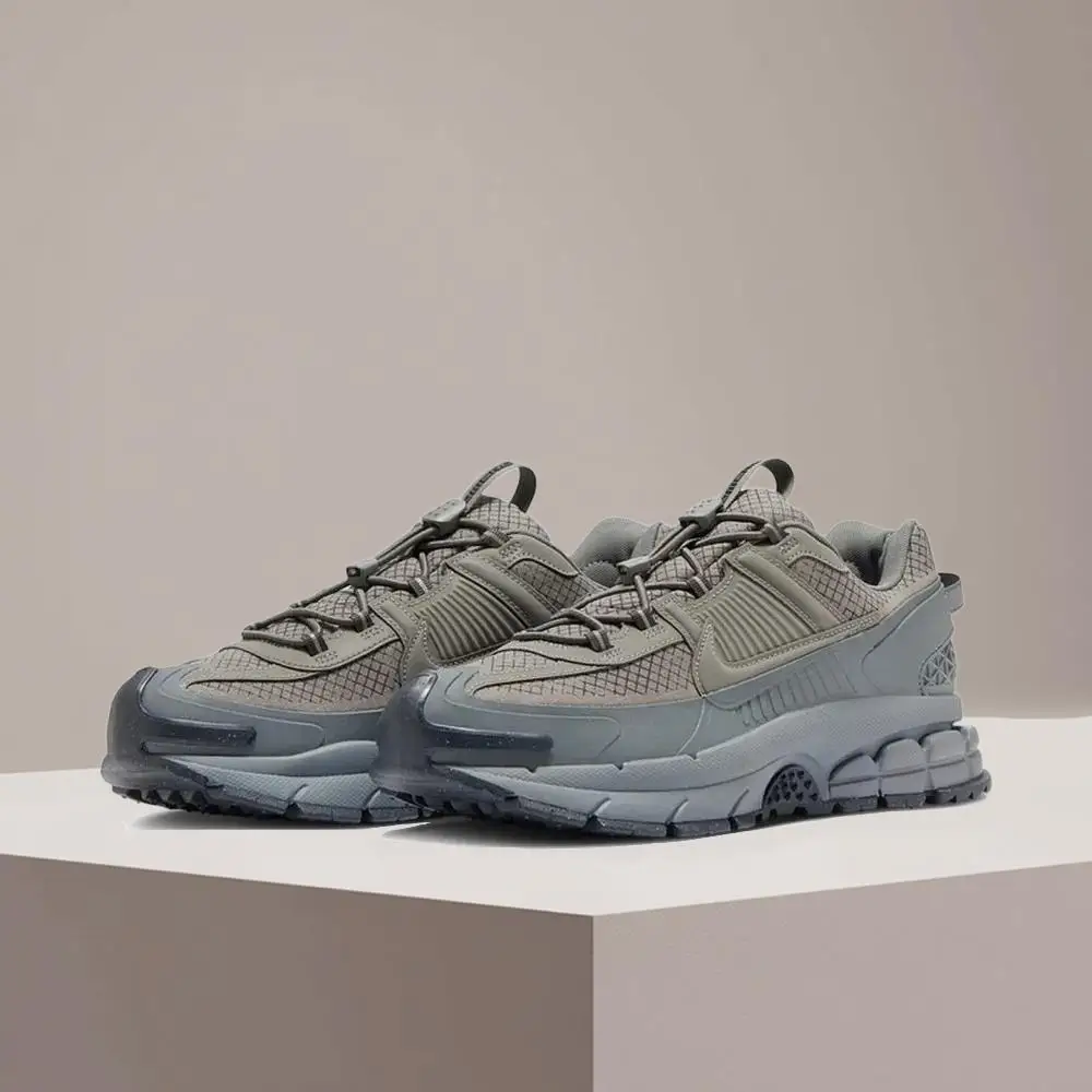 Мужские кроссовки Nike ZOOM VOMERO ROAM: спортивные и повседневные, легкие, удобные, стильные и универсальные HV6901-001
Мужские кроссовки Nike ZOOM VOMERO ROAM: спортивные и повседневные, легкие, удобные, стильные и универсальные HV6901-001