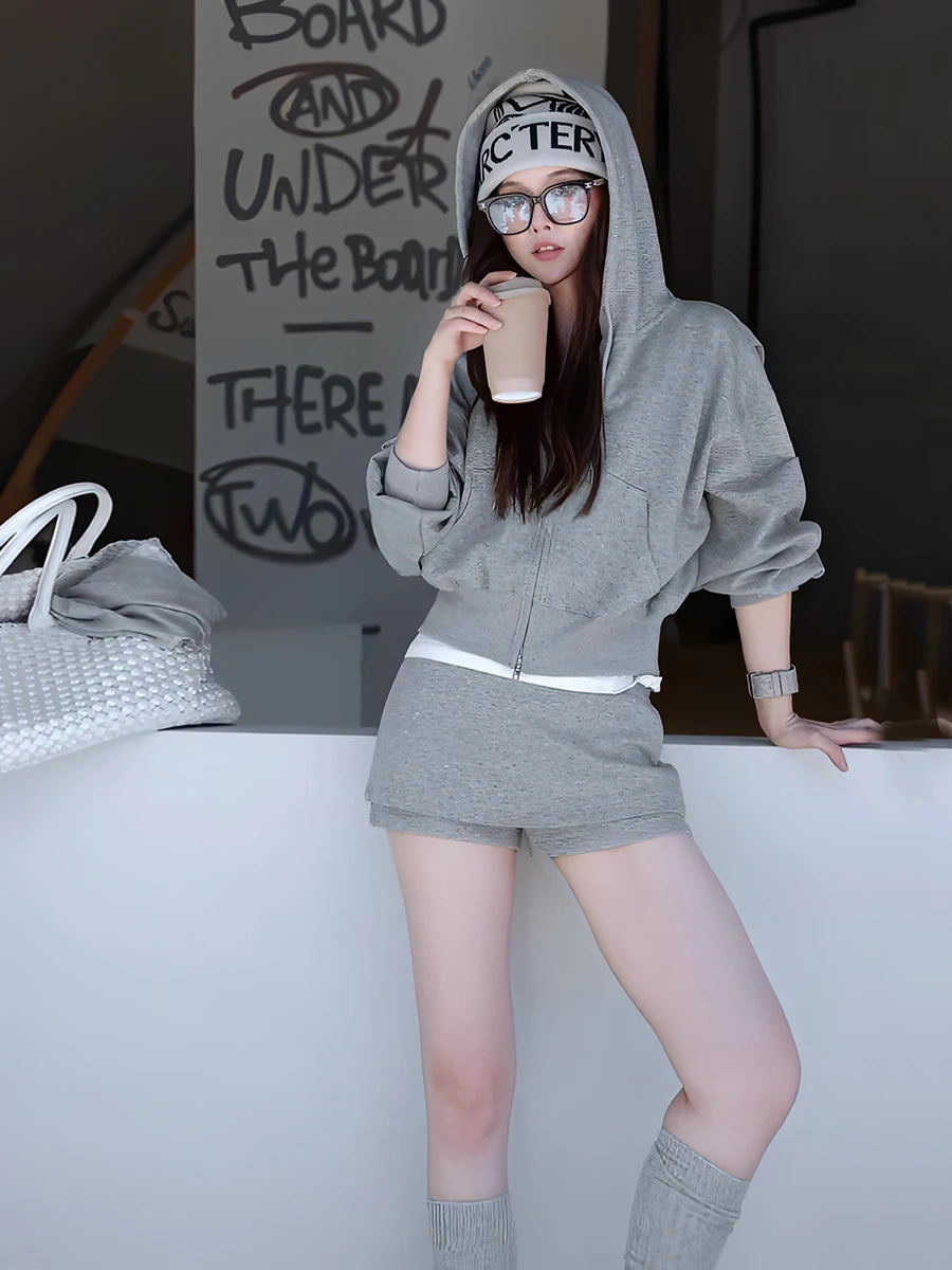 American Grey Short Sleeveless Hoodie Women's Low Waist Slim Fit Shorts Set Autumn New Style Fashionable Two-Piece Suit
American Grey Short Sleeveless Hoodie Women's Low Waist Slim Fit Shorts Set Autumn New Style Fashionable Two-Piece Suit