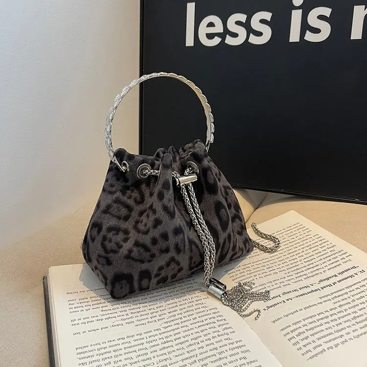 Осень 2025 года 778, новая сумка-мессенджер, сумка-мешок, модная универсальная сумка-мессенджер на одно плечо, повседневная сумка
Осень 2025 года 778, новая сумка-мессенджер, сумка-мешок, модная универсальная сумка-мессенджер на одно плечо, повседневная сумка