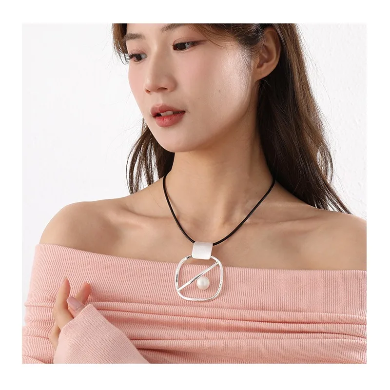 Short Necklace New Popular Autumn and Winter Geometric Pearl Simple Fashion Metal Collarbone Necklace
Short Necklace New Popular Autumn and Winter Geometric Pearl Simple Fashion Metal Collarbone Necklace