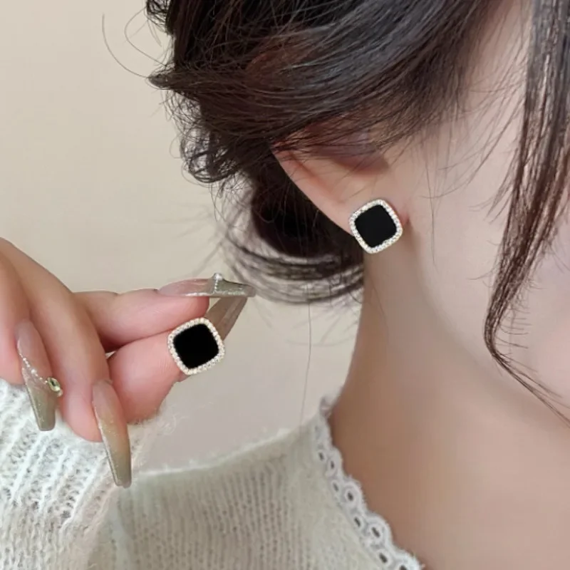 Korean Trendy Style Geometric Zircon - Embellished Black Resin Square Ear Studs for Women Elegant Luxury Jewelry Gifts
Korean Trendy Style Geometric Zircon - Embellished Black Resin Square Ear Studs for Women Elegant Luxury Jewelry Gifts