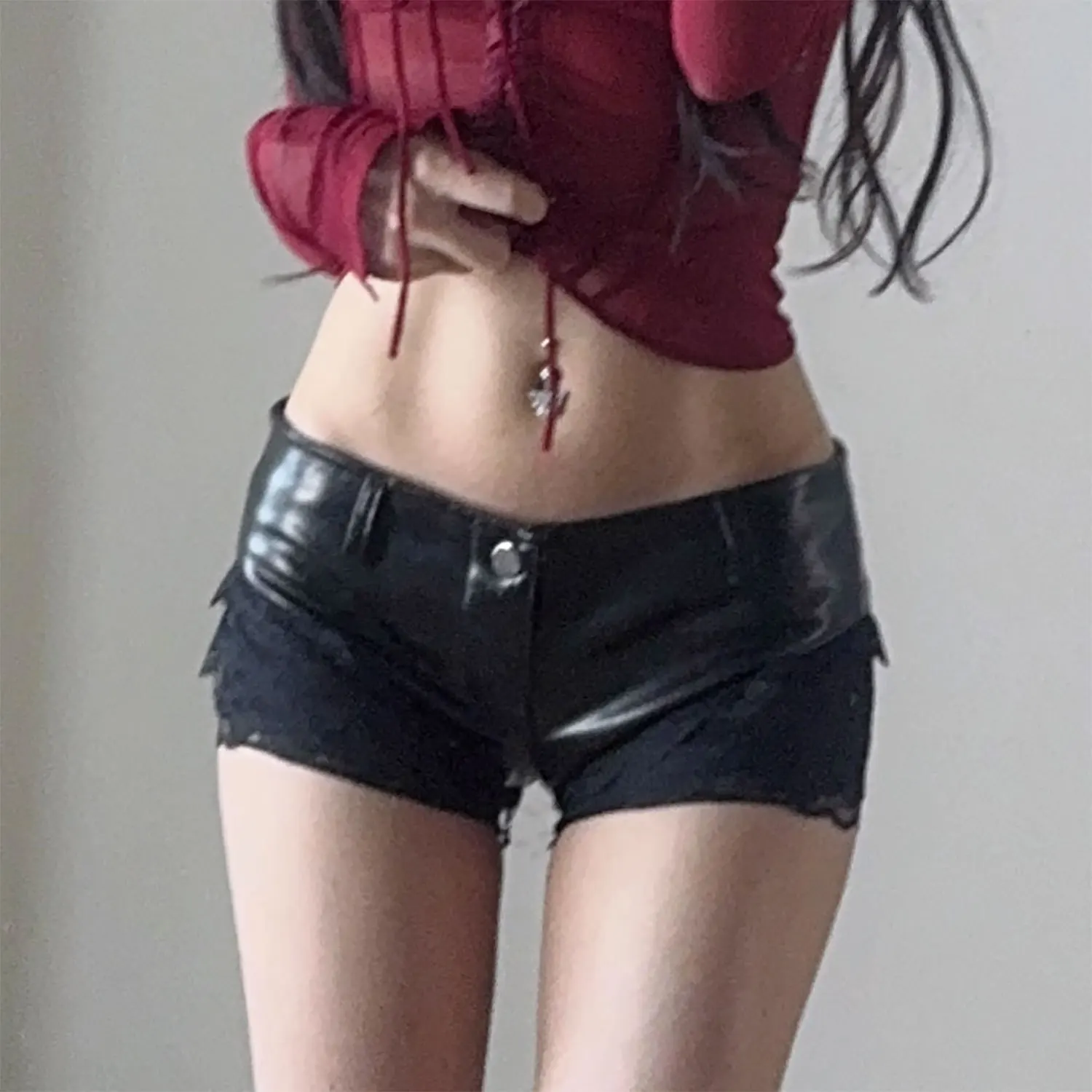 2025 Summer Nightclub Sexy Low Waist Super Pants Lace Stitching Pu Leather Shorts Hot Pants
2025 Summer Nightclub Sexy Low Waist Super Pants Lace Stitching Pu Leather Shorts Hot Pants