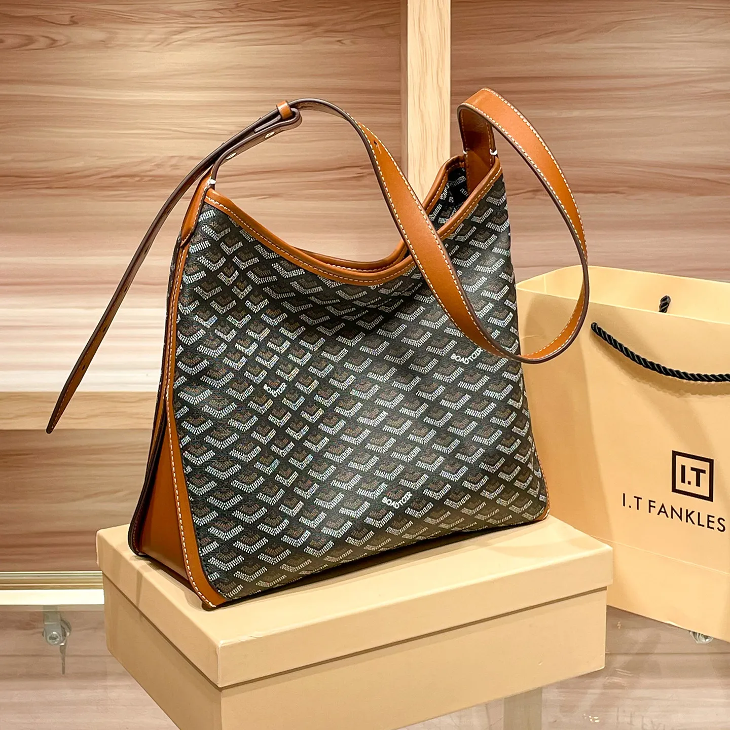 2026 New Hong Kong Brand Genuine Leather Tote,Luxury Large Capacity Shoulder Handbag,Trendy Crossbody Daily Bag for Women
2026 New Hong Kong Brand Genuine Leather Tote,Luxury Large Capacity Shoulder Handbag,Trendy Crossbody Daily Bag for Women