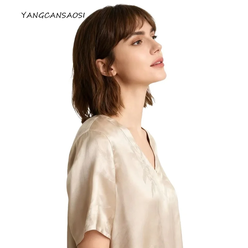 2025 Women's Fashion New Style V-neck Short Sleeved 28MM 100% Natural Mulberry Silk Jacquard Satin Gold Versatile T-shirt
2025 Women's Fashion New Style V-neck Short Sleeved 28MM 100% Natural Mulberry Silk Jacquard Satin Gold Versatile T-shirt