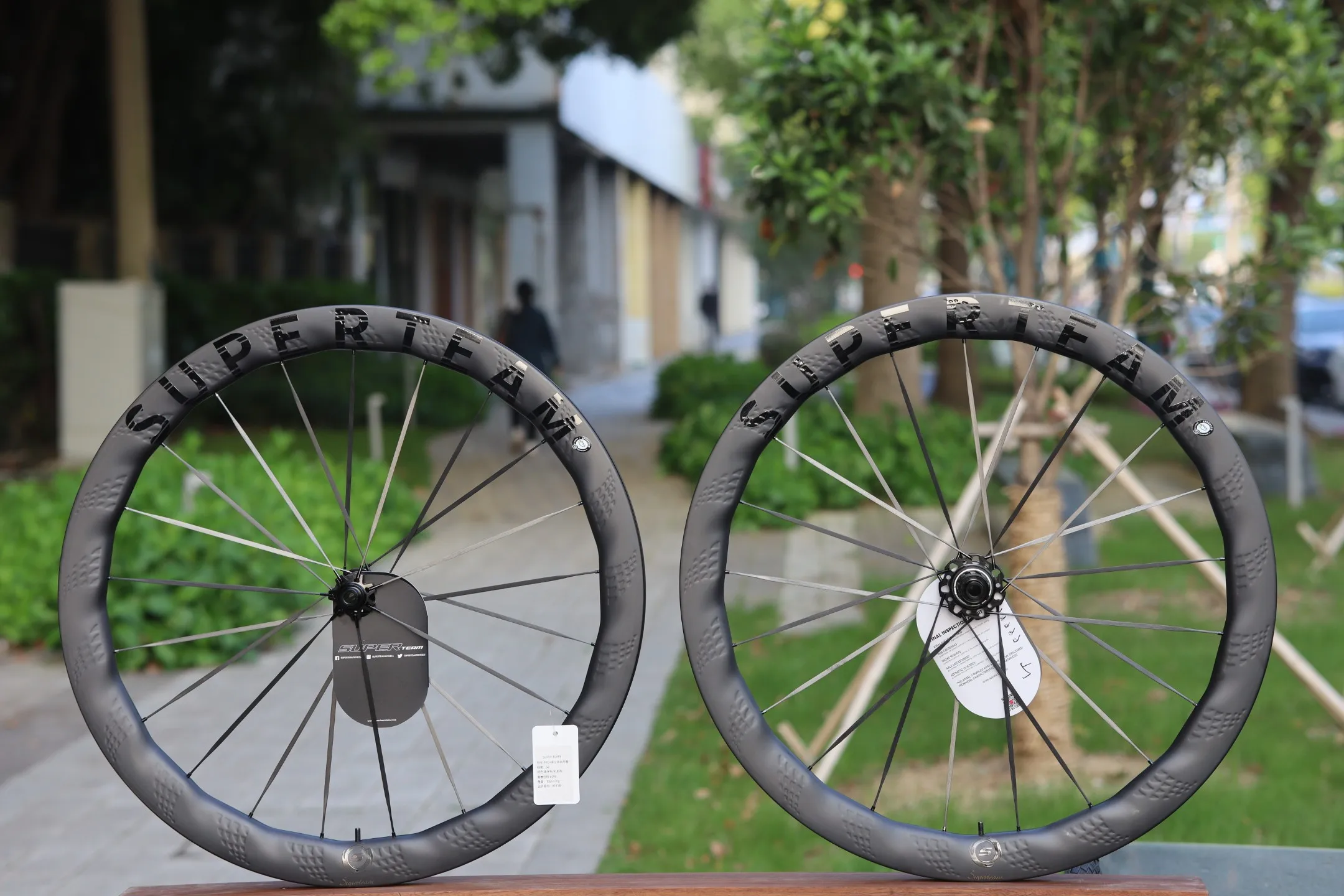 Карбоновые колеса SUPERTEAM 700C, 50/58 мм, дисковый тормоз SH/XDR, комплект колес для шоссейного велосипеда UCI, качественный ободный тормоз, центральный замок, дорожные велосипедные колеса
Карбоновые колеса SUPERTEAM 700C, 50/58 мм, дисковый тормоз SH/XDR, комплект колес для шоссейного велосипеда UCI, качественный ободный тормоз, центральный замок, дорожные велосипедные колеса