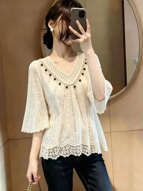 plus Size Lace Hollow out Hook Design V-Neck Shirt Women's Summer Fashionable Top French Style Loose Fit Regular Sleeve Length
plus Size Lace Hollow out Hook Design V-Neck Shirt Women's Summer Fashionable Top French Style Loose Fit Regular Sleeve Length