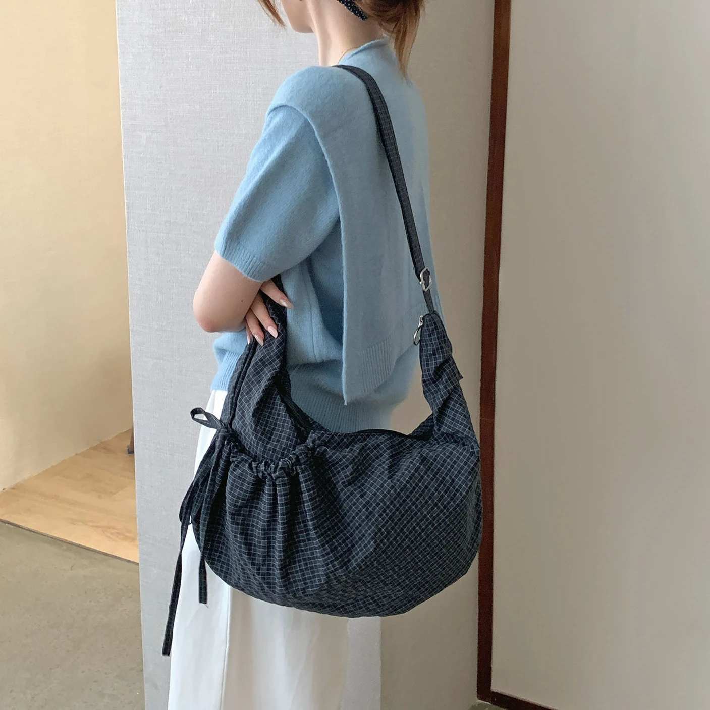 2026 Korean Style Lazy Vibe Croissant Large Capacity Canvas Bag Pleated Plaid Nylon Bag Commuter Single Shoulder Crossbody Bag
2026 Korean Style Lazy Vibe Croissant Large Capacity Canvas Bag Pleated Plaid Nylon Bag Commuter Single Shoulder Crossbody Bag
