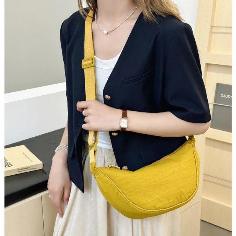 U-shaped dumpling bag large capacity Korean and Japanese version of the shoulder bag fashion outdoor travel bags
U-shaped dumpling bag large capacity Korean and Japanese version of the shoulder bag fashion outdoor travel bags