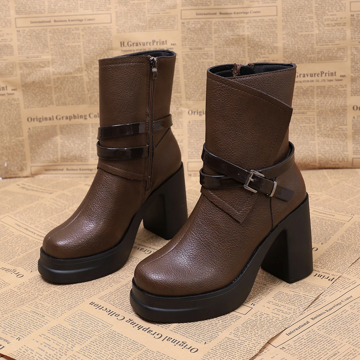 Thick-soled cross-belt retro high-heeled fashion boots 2025 winter new style round head belt buckle
Thick-soled cross-belt retro high-heeled fashion boots 2025 winter new style round head belt buckle