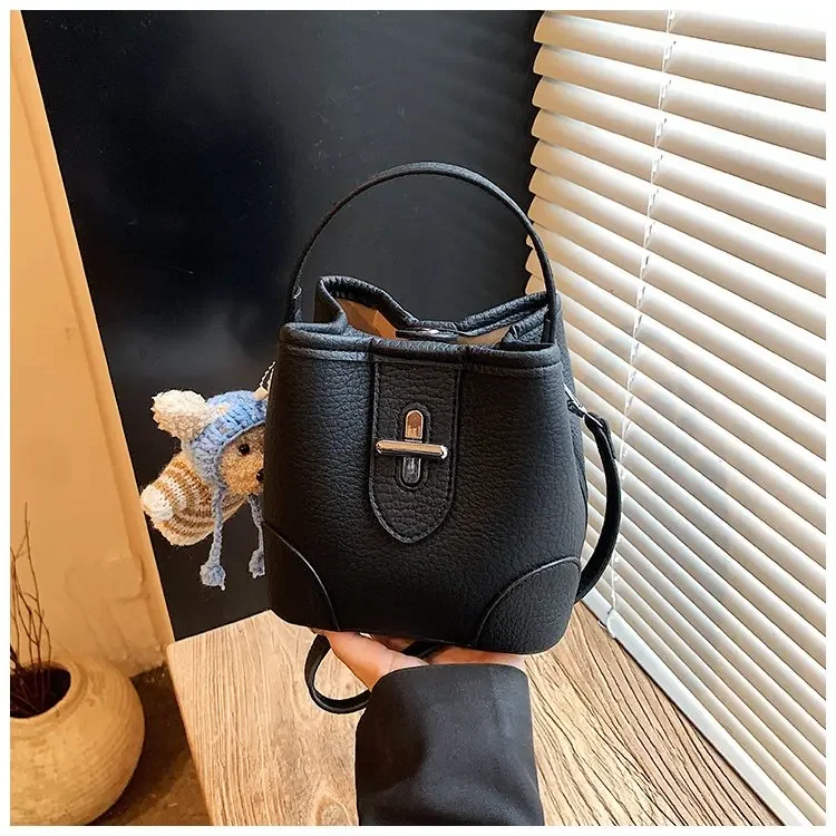 New Shoulder Bag Fashion Bucket Bag Versatile Daily Vegetable Basket Simple Portable Shoulder Messenger Bag
New Shoulder Bag Fashion Bucket Bag Versatile Daily Vegetable Basket Simple Portable Shoulder Messenger Bag