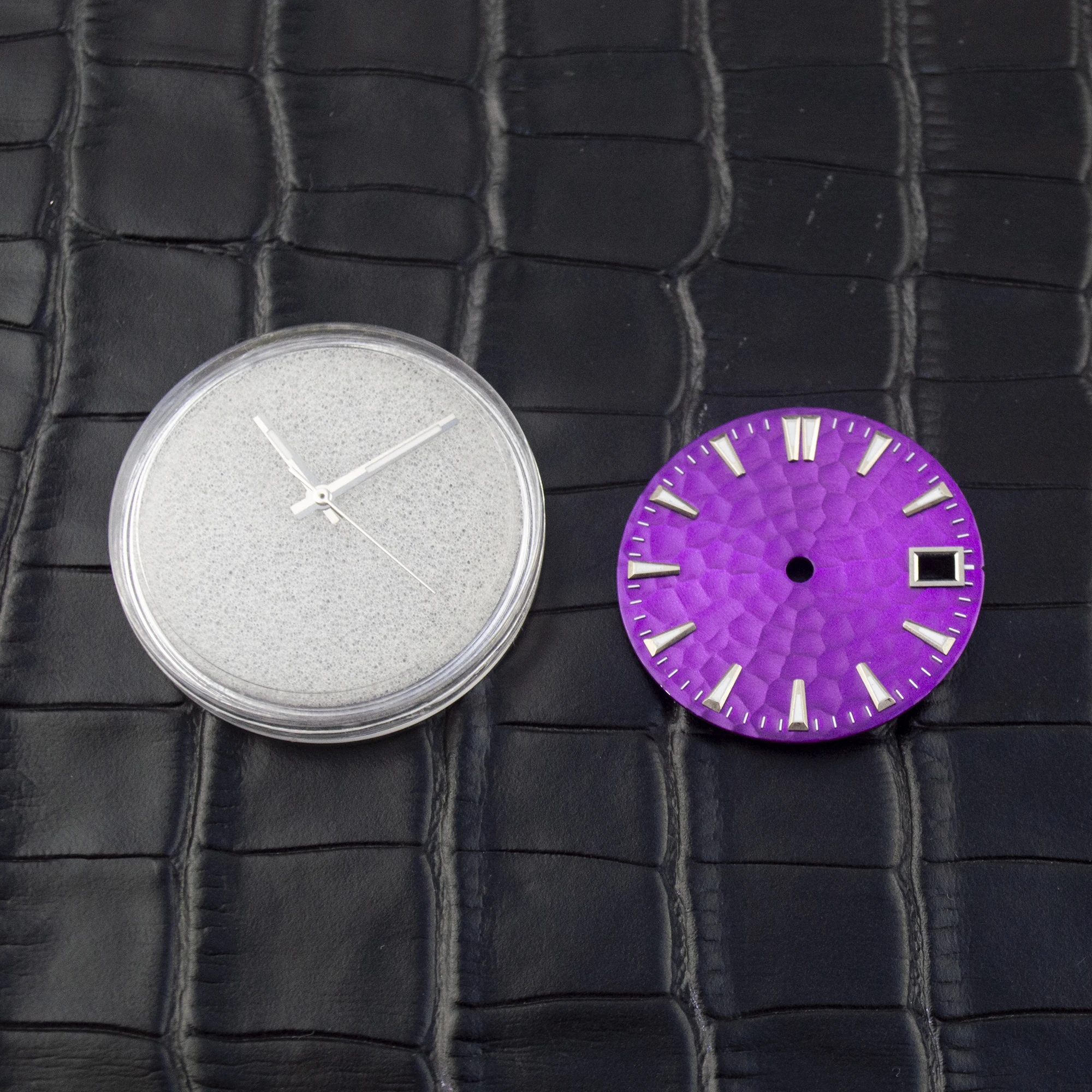 28.5mm Watch Dial Green Luminous Watch Dial NH35 Watch Dial For NH35 Mechanical Movement Datejust Honeycomb Watch Dial
28.5mm Watch Dial Green Luminous Watch Dial NH35 Watch Dial For NH35 Mechanical Movement Datejust Honeycomb Watch Dial