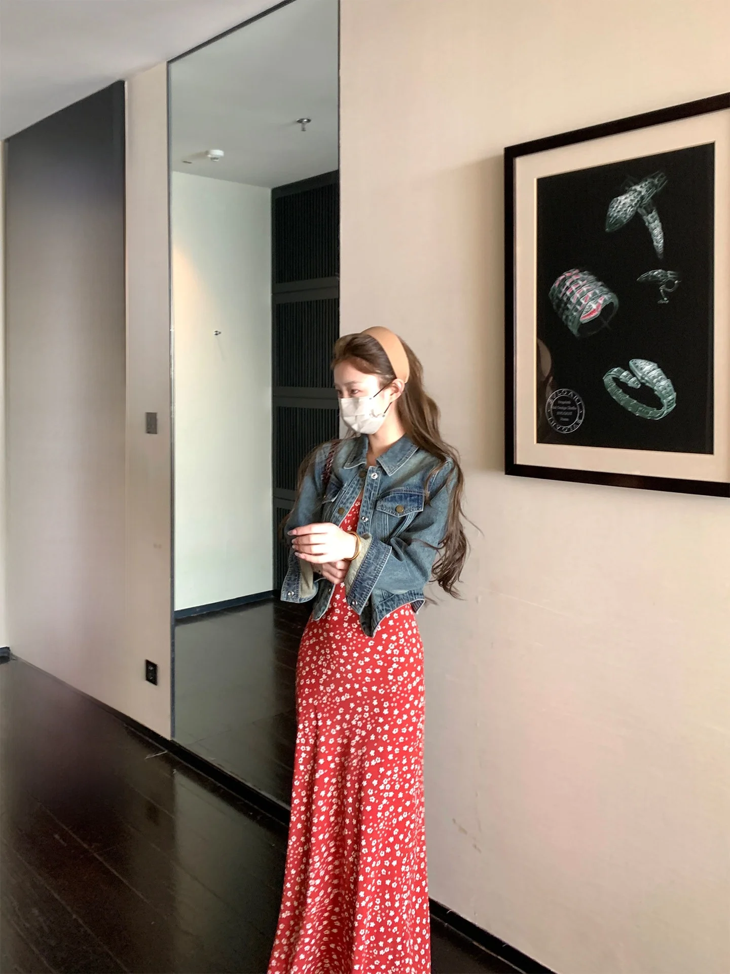 Весна-Лето 2026 Женская джинсовая короткая куртка с длинными рукавами в корейском стиле, приталенная, теплая, с воротником, на пуговицах, короткое пальто
Весна-Лето 2026 Женская джинсовая короткая куртка с длинными рукавами в корейском стиле, приталенная, теплая, с воротником, на пуговицах, короткое пальто