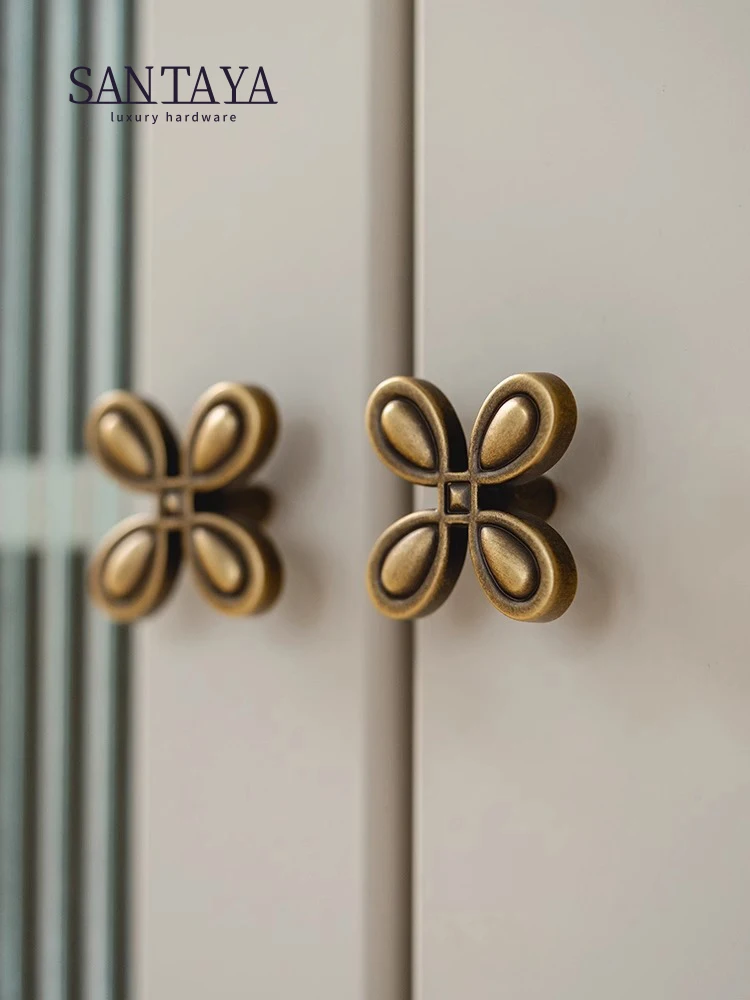 Nordic antique brass cabinet door handle creative four-leaf clover gold drawer knob kitchen cabinets pull dresser bronze handles
Nordic antique brass cabinet door handle creative four-leaf clover gold drawer knob kitchen cabinets pull dresser bronze handles