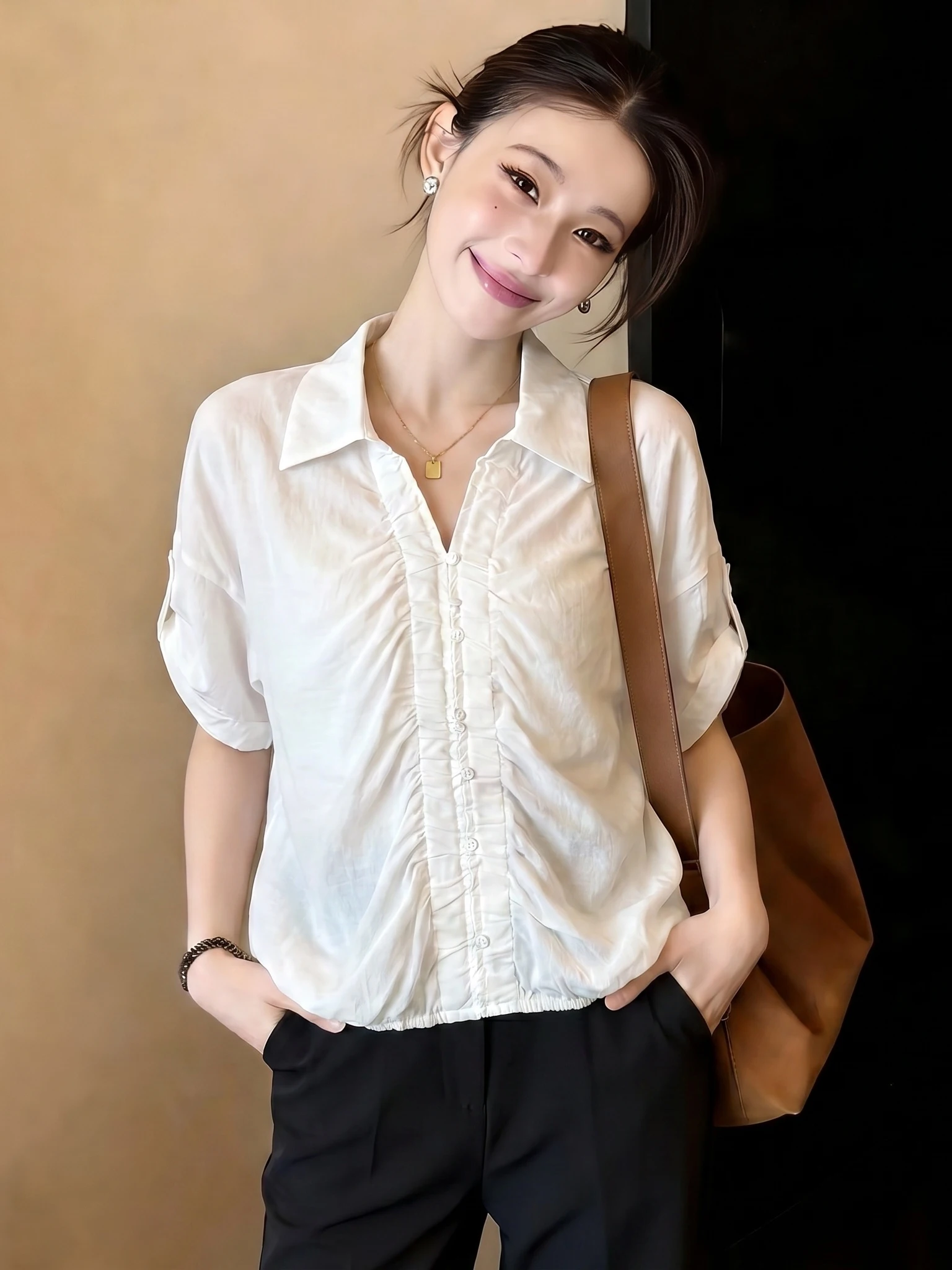 Elegant White V-Neck Short Sleeve Shirt Women's plus Size Elastic Waist Bottom Hem Regular Fit Korean Style Summer New Arrival
Elegant White V-Neck Short Sleeve Shirt Women's plus Size Elastic Waist Bottom Hem Regular Fit Korean Style Summer New Arrival