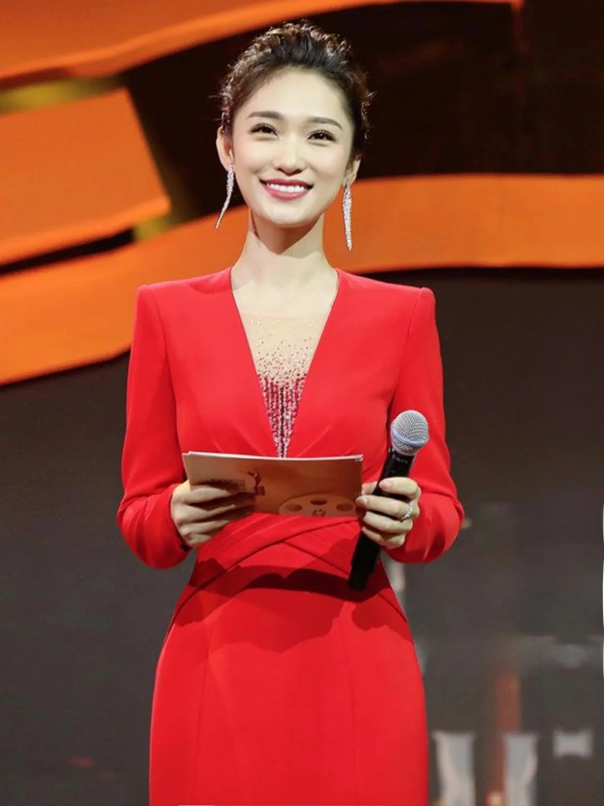 Элегантное красное вечернее платье для женщин, летнее, для выступлений, корейский стиль, с бисером, со средней талией, длинная юбка
Элегантное красное вечернее платье для женщин, летнее, для выступлений, корейский стиль, с бисером, со средней талией, длинная юбка