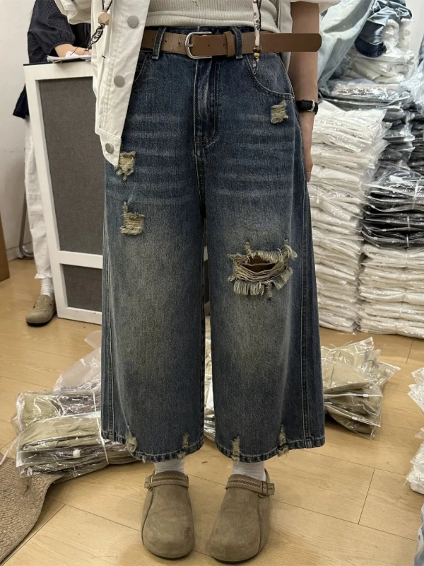 Summer Loose Women's Denim Jeans High Waist Straight Leg Blue Cotton Torn Hole Eighteen Inches Wide Leg Pants Slimming Effect
Summer Loose Women's Denim Jeans High Waist Straight Leg Blue Cotton Torn Hole Eighteen Inches Wide Leg Pants Slimming Effect