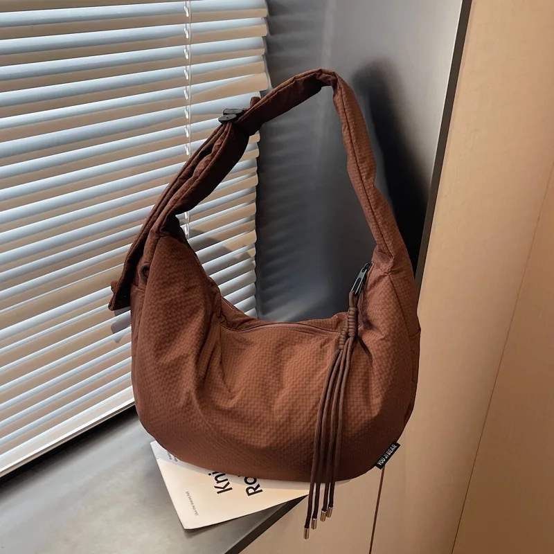 Новые удобные и универсальные текстурированные сумки-хобо, женские сумки через плечо, легкие повседневные сумки для хранения большой вместимости, модные
Новые удобные и универсальные текстурированные сумки-хобо, женские сумки через плечо, легкие повседневные сумки для хранения большой вместимости, модные