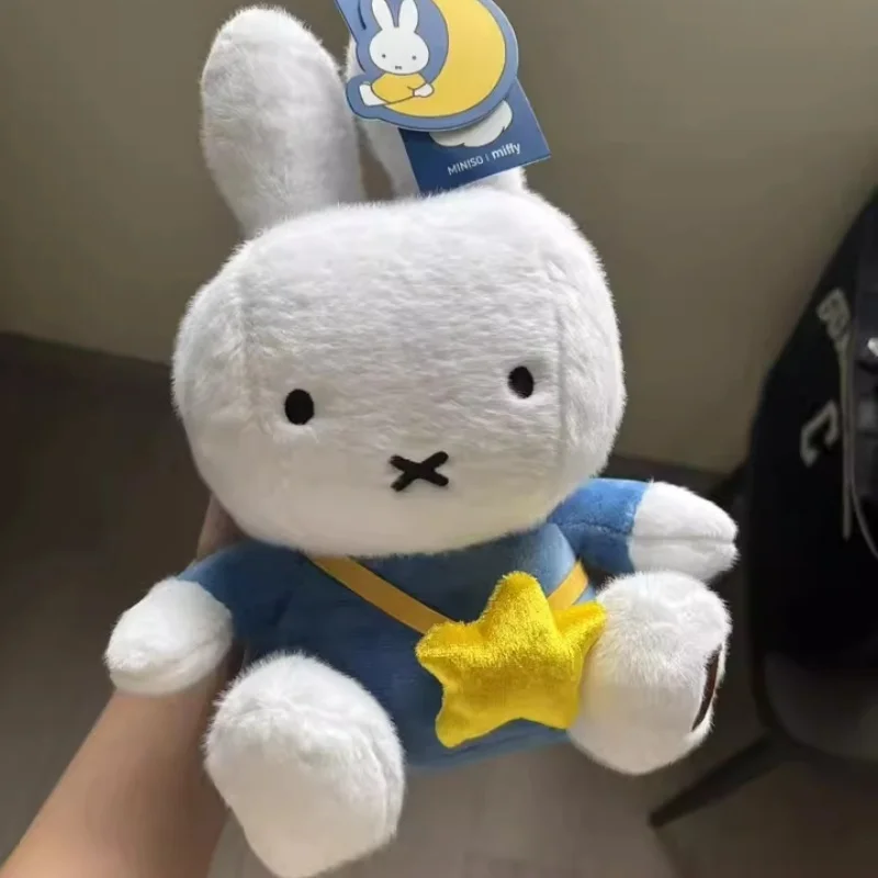 Плюшевая кукла-кролик Миффи, мягкая игрушка-кролик, классическая аниме-фигурка, коллекционная серия, подарок, украшение
Плюшевая кукла-кролик Миффи, мягкая игрушка-кролик, классическая аниме-фигурка, коллекционная серия, подарок, украшение