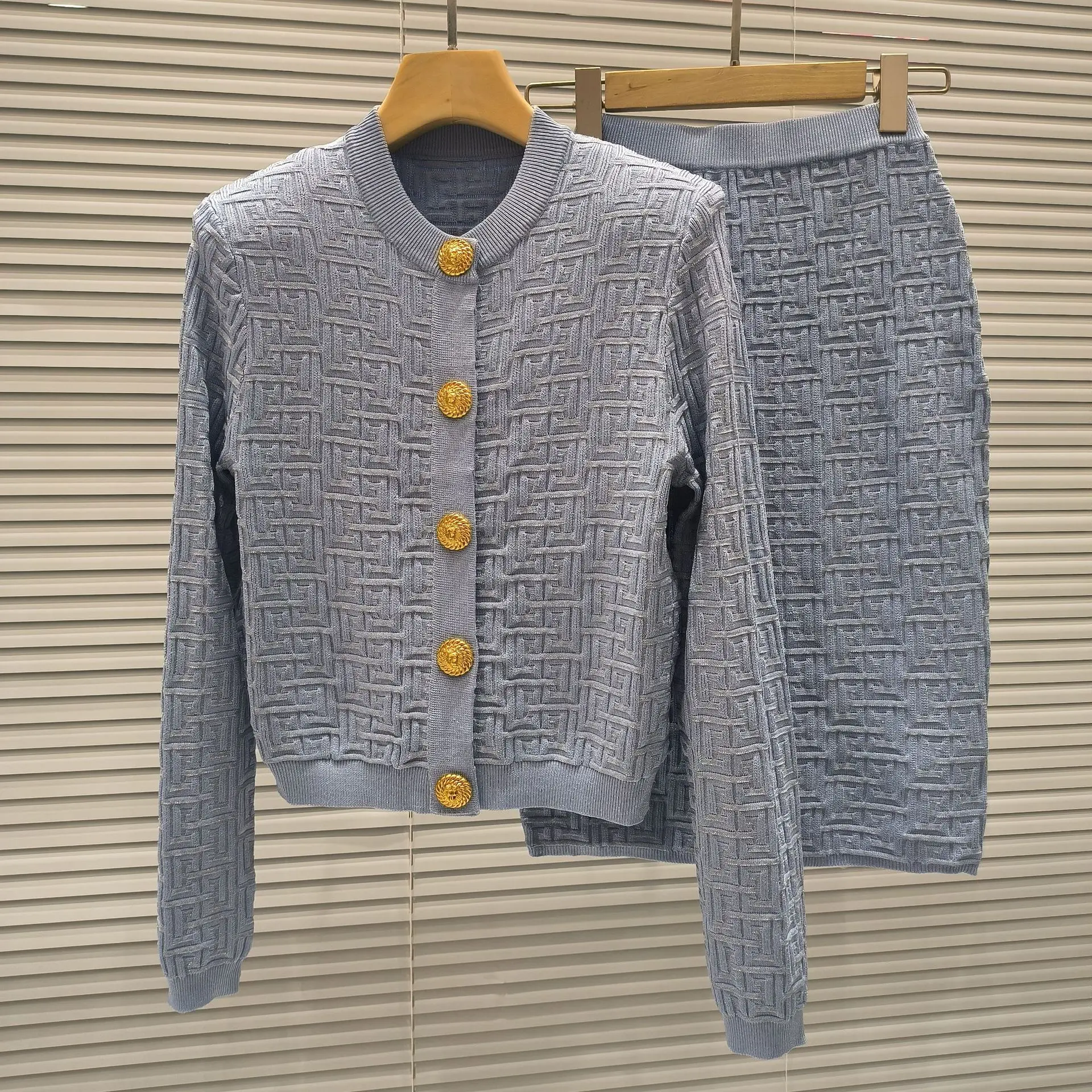 Высококачественная версия парижского трикотажного платья с запахом и золотым синим круглым вырезом, открытый кардиган, комплект из топа и юбки
Высококачественная версия парижского трикотажного платья с запахом и золотым синим круглым вырезом, открытый кардиган, комплект из топа и юбки