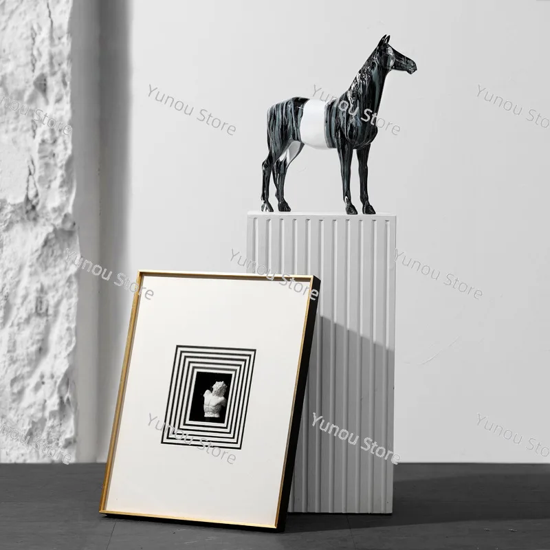 Light Luxury, High-end Horse Accessories, Handicrafts, Living Room, Wine Cabinet, Office Desktop, Home Decoration
Light Luxury, High-end Horse Accessories, Handicrafts, Living Room, Wine Cabinet, Office Desktop, Home Decoration