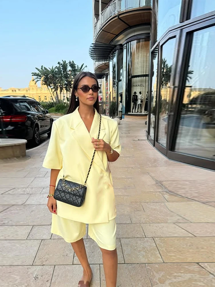 Chic Solid Single Button Suit Jacket Women 2025 Retro Casual Loose Lapel Jackets Coat Female Fashion Street Office Outwear
Chic Solid Single Button Suit Jacket Women 2025 Retro Casual Loose Lapel Jackets Coat Female Fashion Street Office Outwear