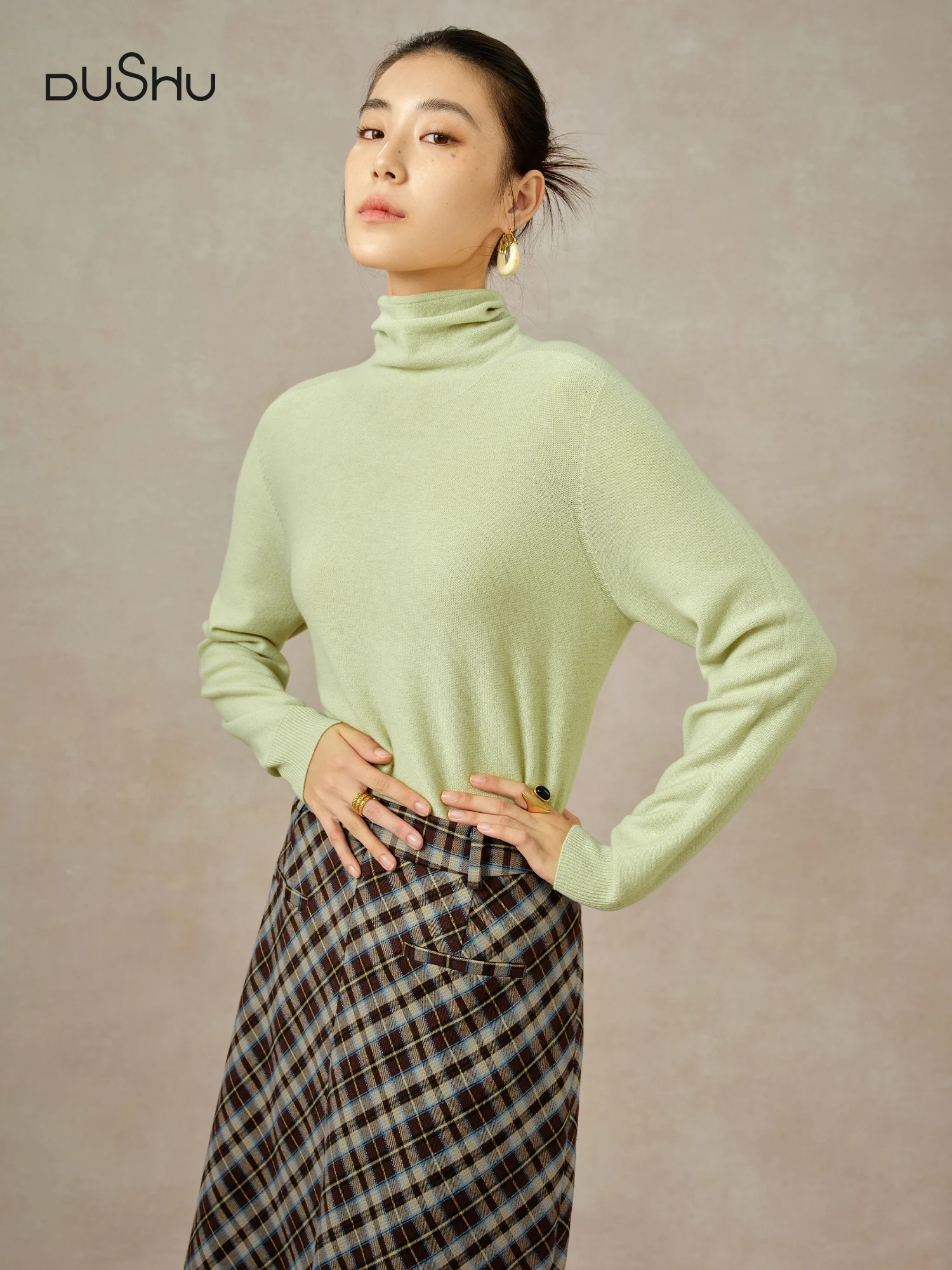 DUSHU【5 цветов】Женский шерстяной пуловер из 100% шерсти с круглым вырезом, бежевый простой женский зимний свитер с длинными рукавами, топ 24DS84073 + 24DS84054
DUSHU【5 цветов】Женский шерстяной пуловер из 100% шерсти с круглым вырезом, бежевый простой женский зимний свитер с длинными рукавами, топ 24DS84073 + 24DS84054