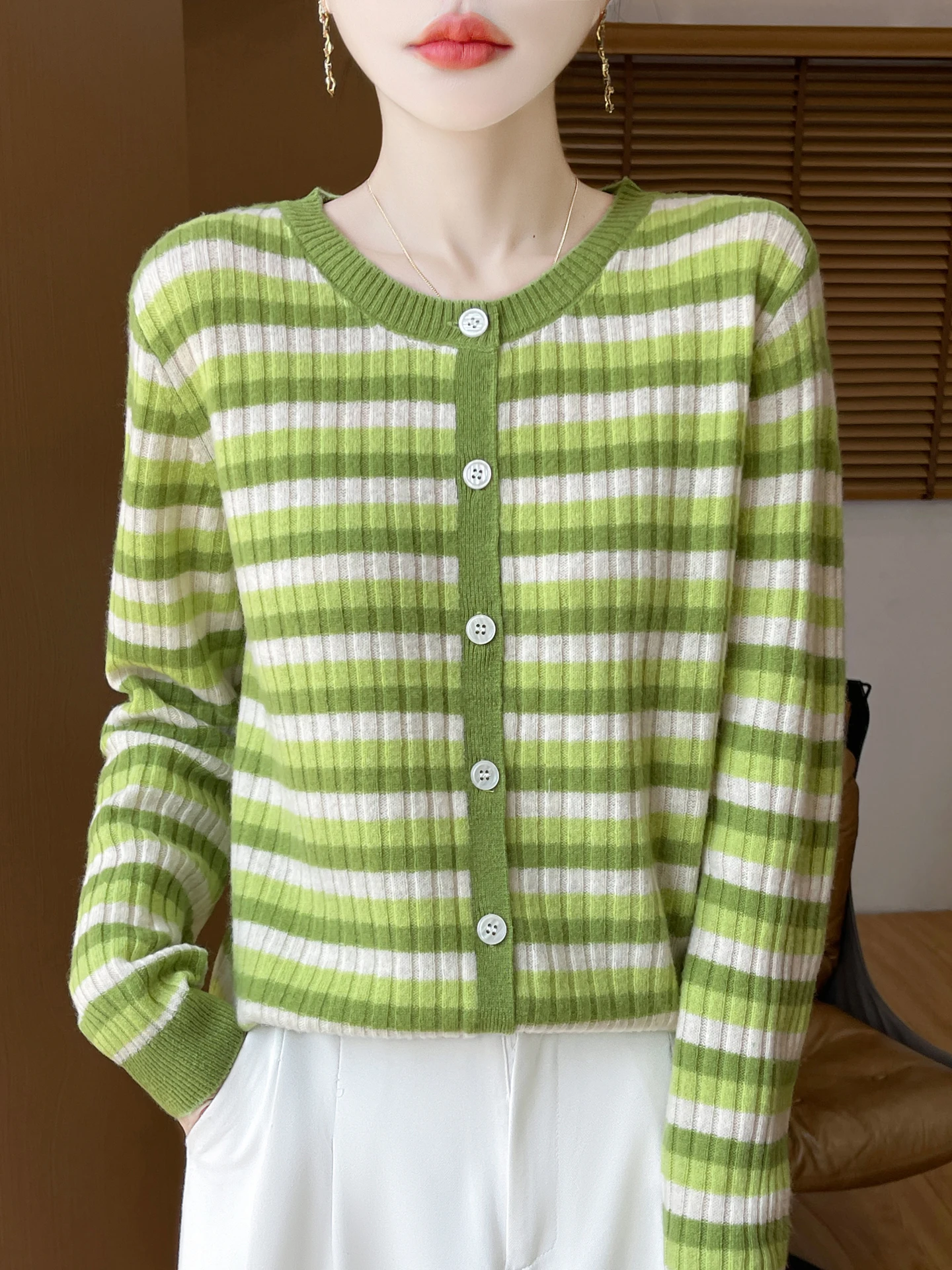 100% Merino Wool Women's V-neck Cardigan Spring Autumn Casual Fashion Cashmere Striped Knitted Sweater
100% Merino Wool Women's V-neck Cardigan Spring Autumn Casual Fashion Cashmere Striped Knitted Sweater