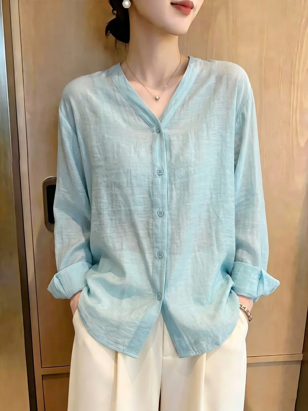 Summer 2026 Women's Loose Long Sleeve V-Neck Shirt Single Button Design Commute Style Fashionable Casual Versatile Top
Summer 2026 Women's Loose Long Sleeve V-Neck Shirt Single Button Design Commute Style Fashionable Casual Versatile Top