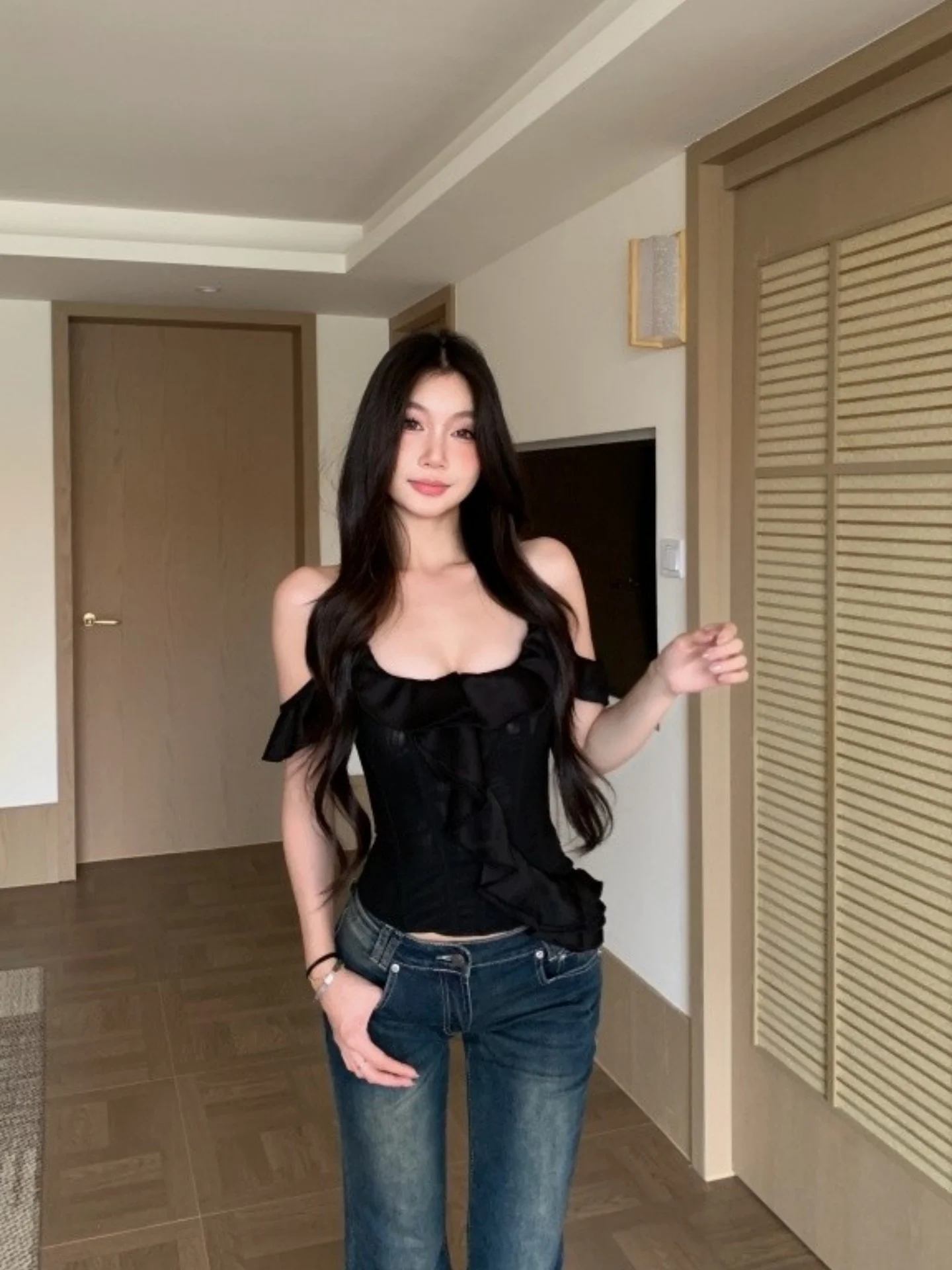 Black Lace Trim Shoulder Baring Vest Women's Summer Slim Fit Sexy Fishbone Top Asymmetric Style Polyester Fiber Casual Wear
Black Lace Trim Shoulder Baring Vest Women's Summer Slim Fit Sexy Fishbone Top Asymmetric Style Polyester Fiber Casual Wear