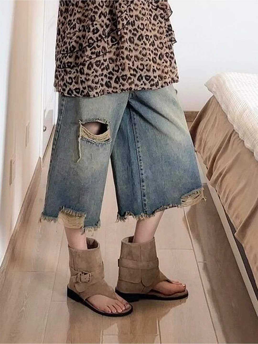 Retro plus Size Women's Denim Shorts High Waist Wide Leg Casual Style Washed Loose Fit Hole Design Summer New Arrival
Retro plus Size Women's Denim Shorts High Waist Wide Leg Casual Style Washed Loose Fit Hole Design Summer New Arrival
