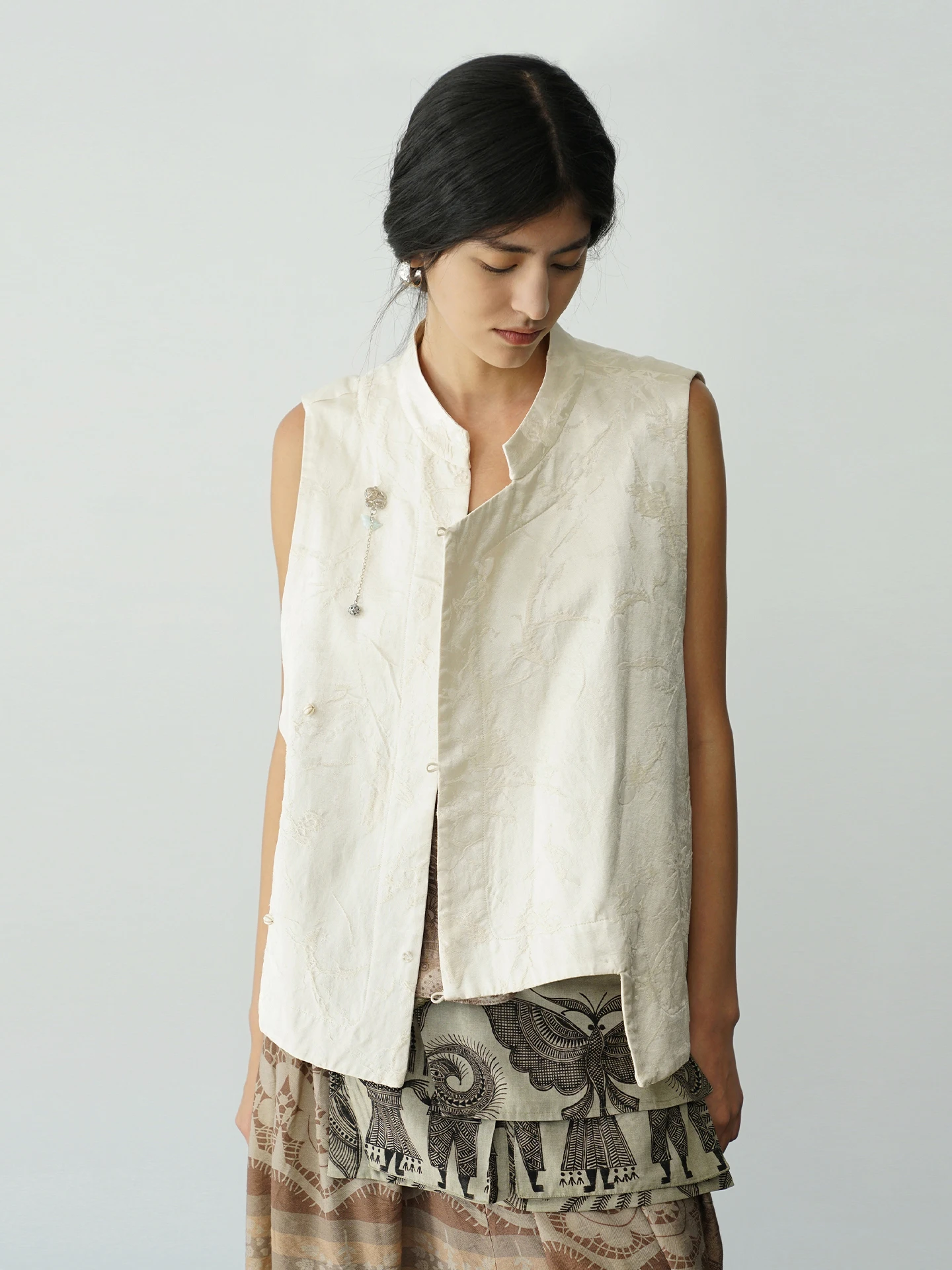 Elegant Floral Embroidery Silk Blend Women's Vest New Spring 2026 Fashionable Traditional Chinese Style Outerwear Top
Elegant Floral Embroidery Silk Blend Women's Vest New Spring 2026 Fashionable Traditional Chinese Style Outerwear Top