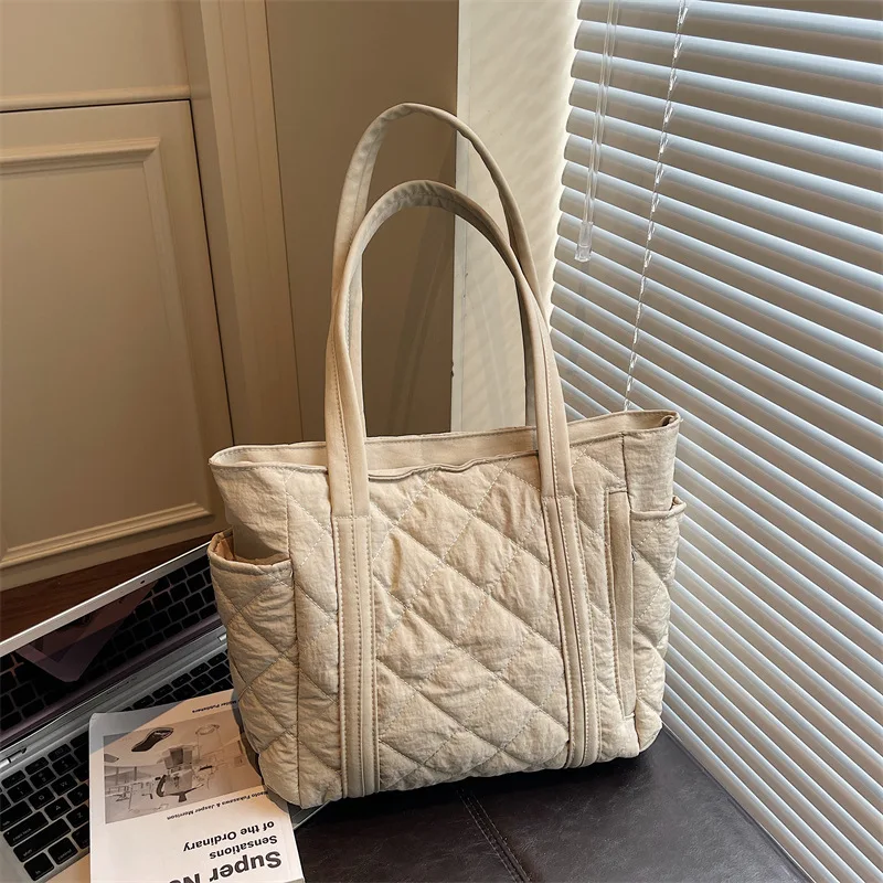 Winter Women Versatile Tote Bag Lightweight Commuting Shoulder Bag Large Capacity Simple Fashion Simple Texture Commuting Bag
Winter Women Versatile Tote Bag Lightweight Commuting Shoulder Bag Large Capacity Simple Fashion Simple Texture Commuting Bag