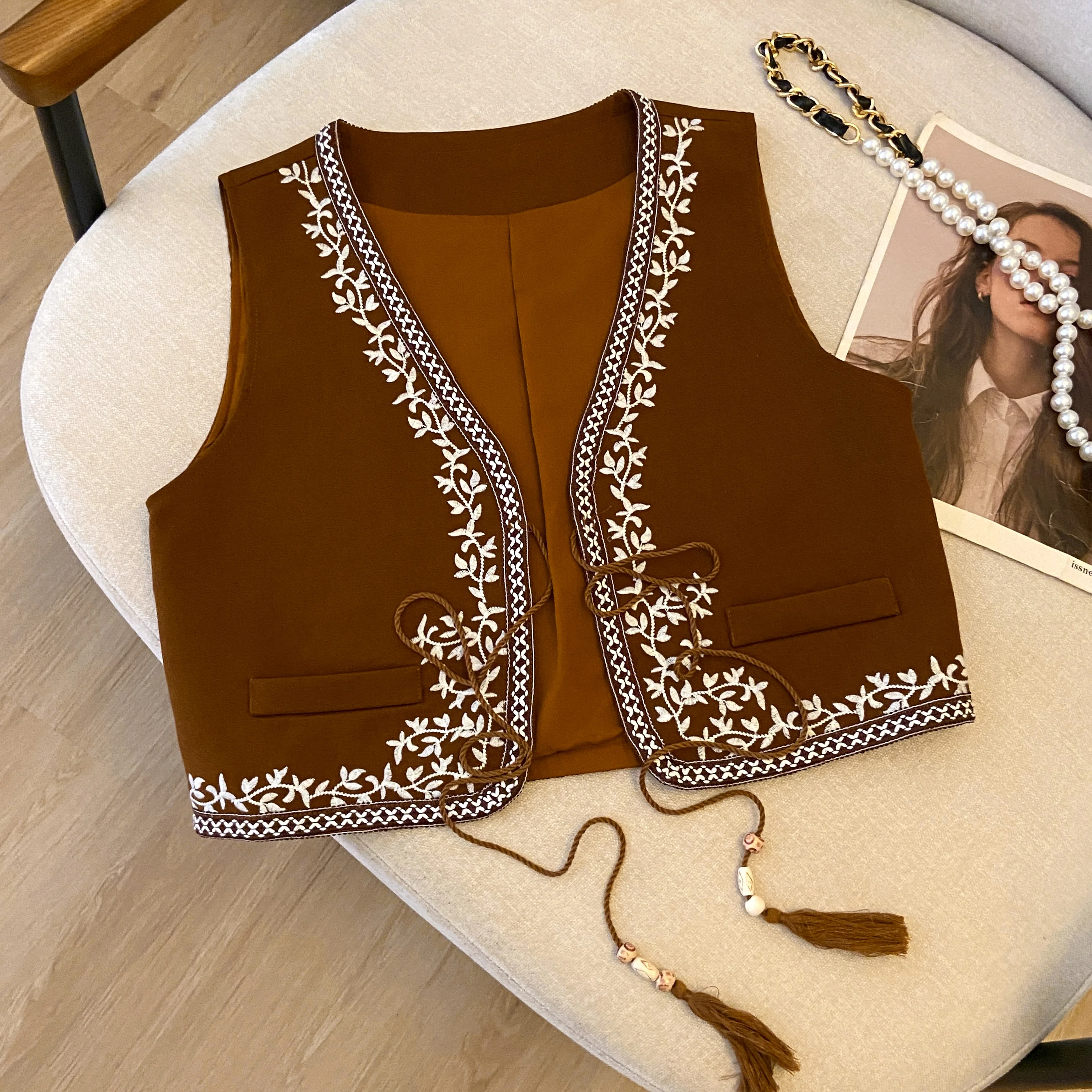 Женский кожаный жилет с вышивкой и тяжелой отделкой, модная верхняя одежда с подплечниками, короткая куртка с поясом
Женский кожаный жилет с вышивкой и тяжелой отделкой, модная верхняя одежда с подплечниками, короткая куртка с поясом