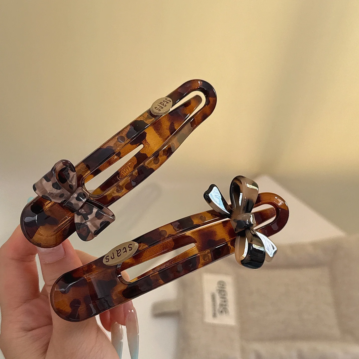 Parisian Vintage Oversized Leopard Print Bow Snap Clip, Effortless Updo Hair Clip, Hair Accesory for Women, Premium Quality
Parisian Vintage Oversized Leopard Print Bow Snap Clip, Effortless Updo Hair Clip, Hair Accesory for Women, Premium Quality