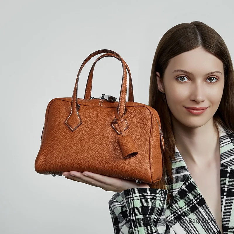Boston Bag 2025 New Niche Design Genuine Leather Simple Locking Single Shoulder Crossbody Bag Fashionable Women's Handbag
Boston Bag 2025 New Niche Design Genuine Leather Simple Locking Single Shoulder Crossbody Bag Fashionable Women's Handbag