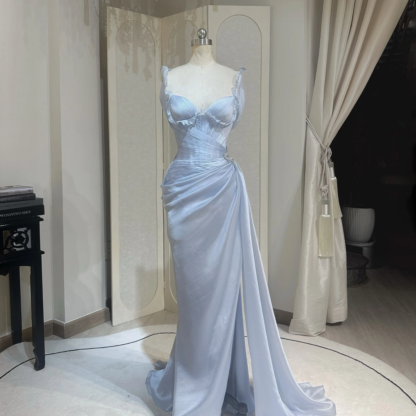 Simple Dusty Blue Satin Evening Dress Women Ruffled Flutter Sleeve Bodycon Bridesmaid Gown Rhinestone Formal Party Banquet Dress
Simple Dusty Blue Satin Evening Dress Women Ruffled Flutter Sleeve Bodycon Bridesmaid Gown Rhinestone Formal Party Banquet Dress
