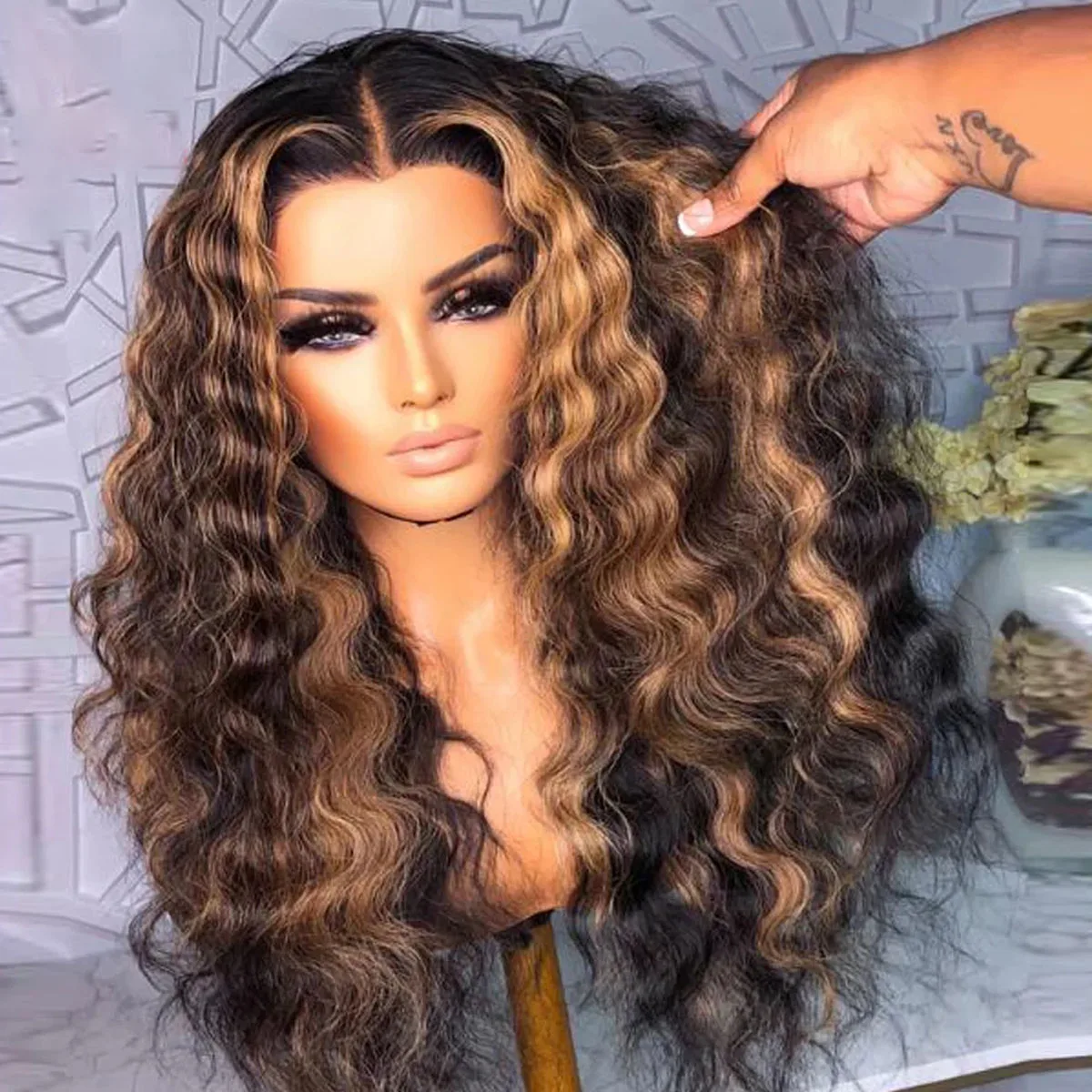 Soft 18inch 150 Density Highlight Blond Kinky Curly 100% Human Hair Wig 13x4 Lace Front with Baby Hair Pre-Plucked Soft Hair Wig
Soft 18inch 150 Density Highlight Blond Kinky Curly 100% Human Hair Wig 13x4 Lace Front with Baby Hair Pre-Plucked Soft Hair Wig