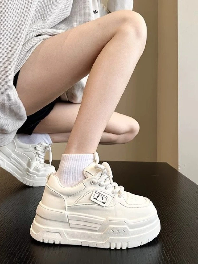 Удобные тонкие белые кроссовки на плоской подошве для коротких девочек, кроссовки на толстой подошве 8 см, дышащая спортивная повседневная обувь, 2025 г.
Удобные тонкие белые кроссовки на плоской подошве для коротких девочек, кроссовки на толстой подошве 8 см, дышащая спортивная повседневная обувь, 2025 г. 