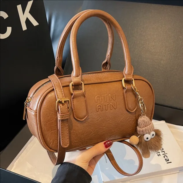 2025 Fall-Winter Luxury Women's Quilted Pillow Bowling Bag Vintage Soft Leather Top Handle Crossbody Purse Chic Designer Handbag
2025 Fall-Winter Luxury Women's Quilted Pillow Bowling Bag Vintage Soft Leather Top Handle Crossbody Purse Chic Designer Handbag