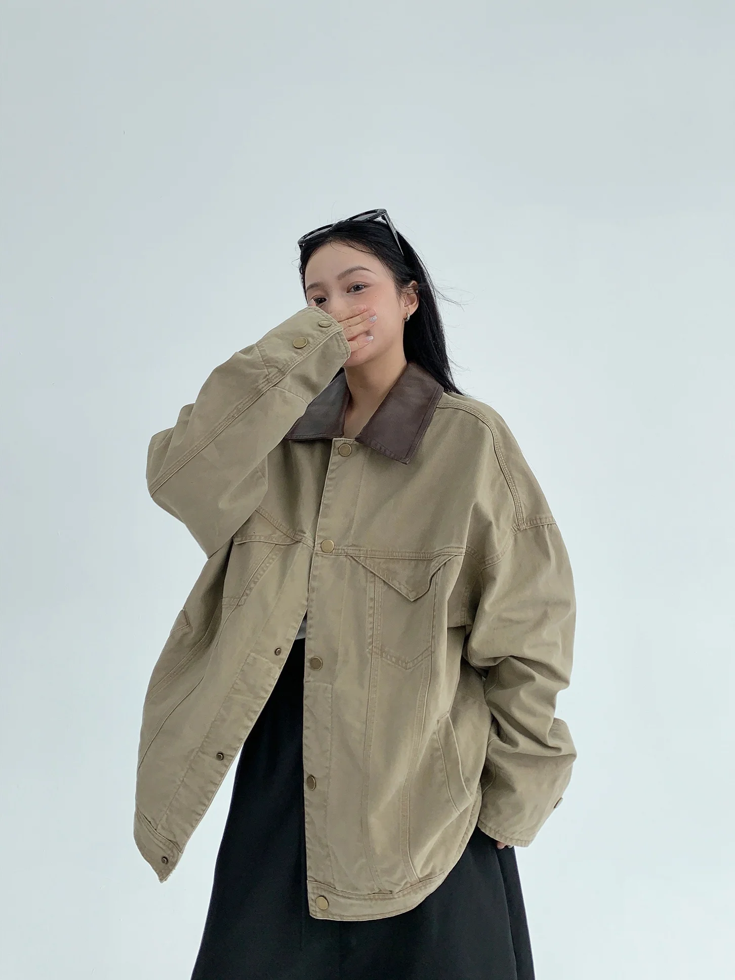 Женская джинсовая куртка в стиле американского фермерского холла, с эффектом потертости, свободного кроя, в стиле ретро, с воротником из искусственной кожи, с хлопковыми вставками, с длинными рукавами
Женская джинсовая куртка в стиле американского фермерского холла, с эффектом потертости, свободного кроя, в стиле ретро, с воротником из искусственной кожи, с хлопковыми вставками, с длинными рукавами