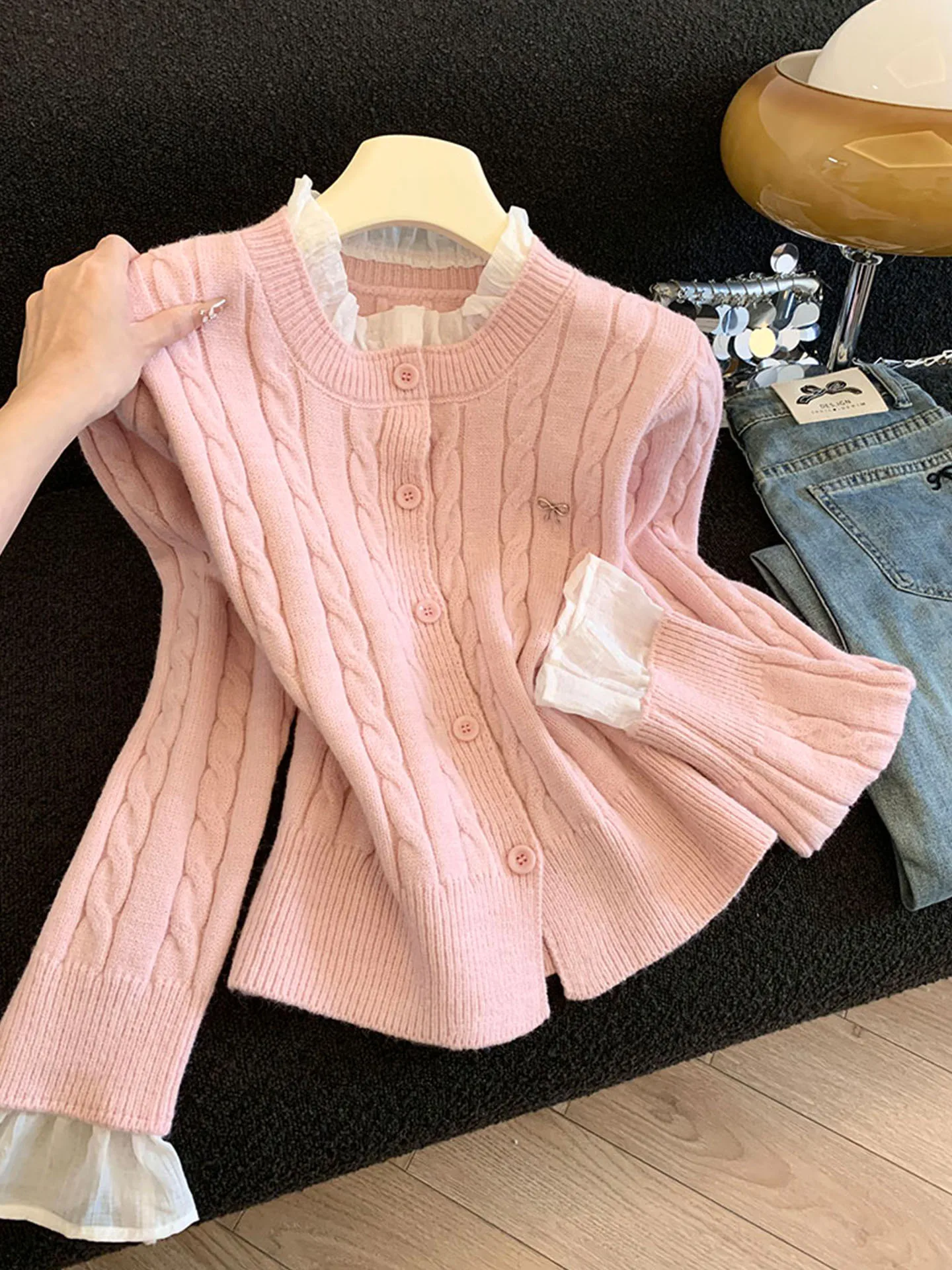 Рекомендованный Эмили Клуд женский вязаный кардиган с длинными рукавами, кружевным воротником и узором «косы», повседневная весенняя верхняя одежда
Рекомендованный Эмили Клуд женский вязаный кардиган с длинными рукавами, кружевным воротником и узором «косы», повседневная весенняя верхняя одежда