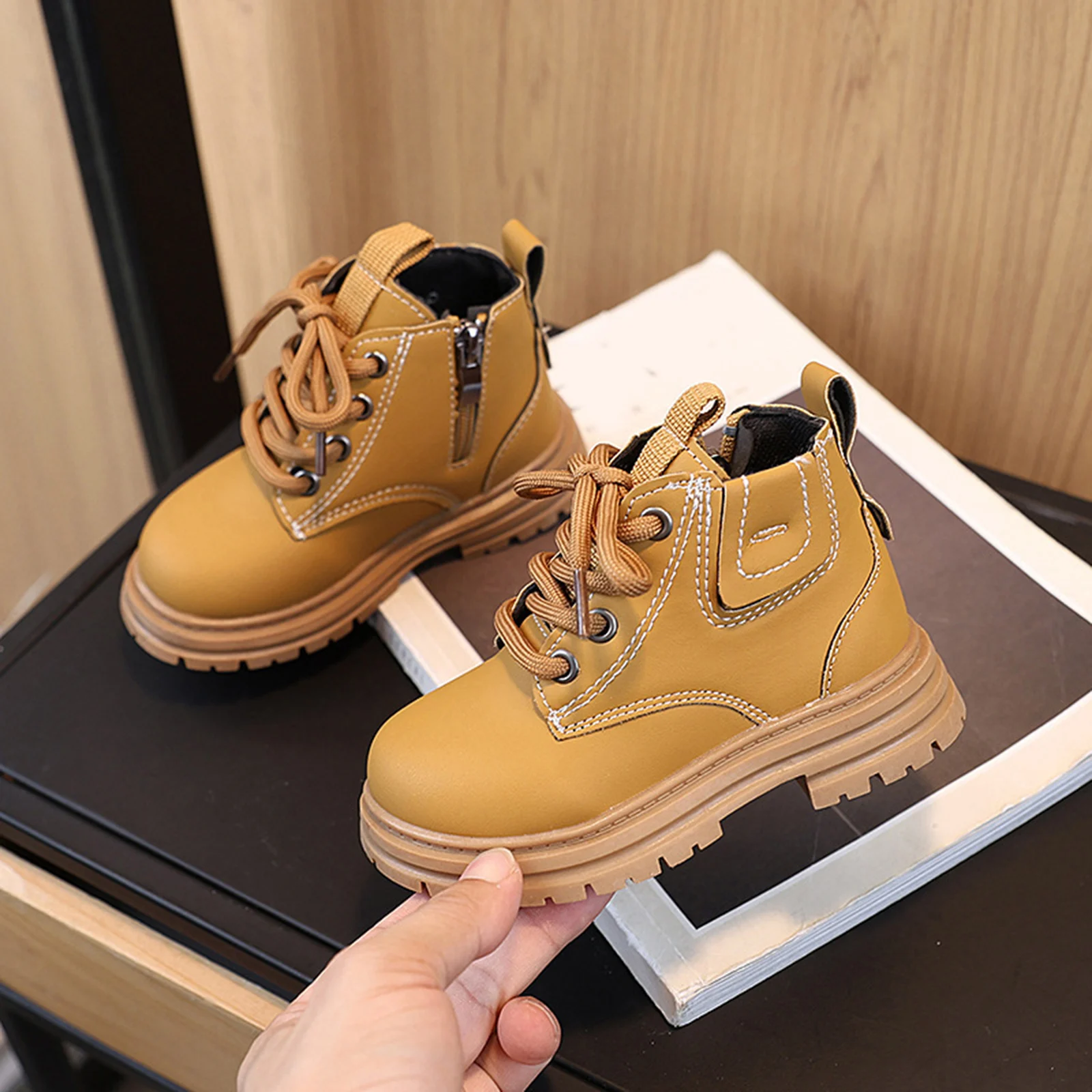 Детские модные зимние утепленные ботинки для мальчиков и девочек, нескользящие, теплые, кожаные, с боковой молнией, однотонные, повседневная обувь для детей
Детские модные зимние утепленные ботинки для мальчиков и девочек, нескользящие, теплые, кожаные, с боковой молнией, однотонные, повседневная обувь для детей