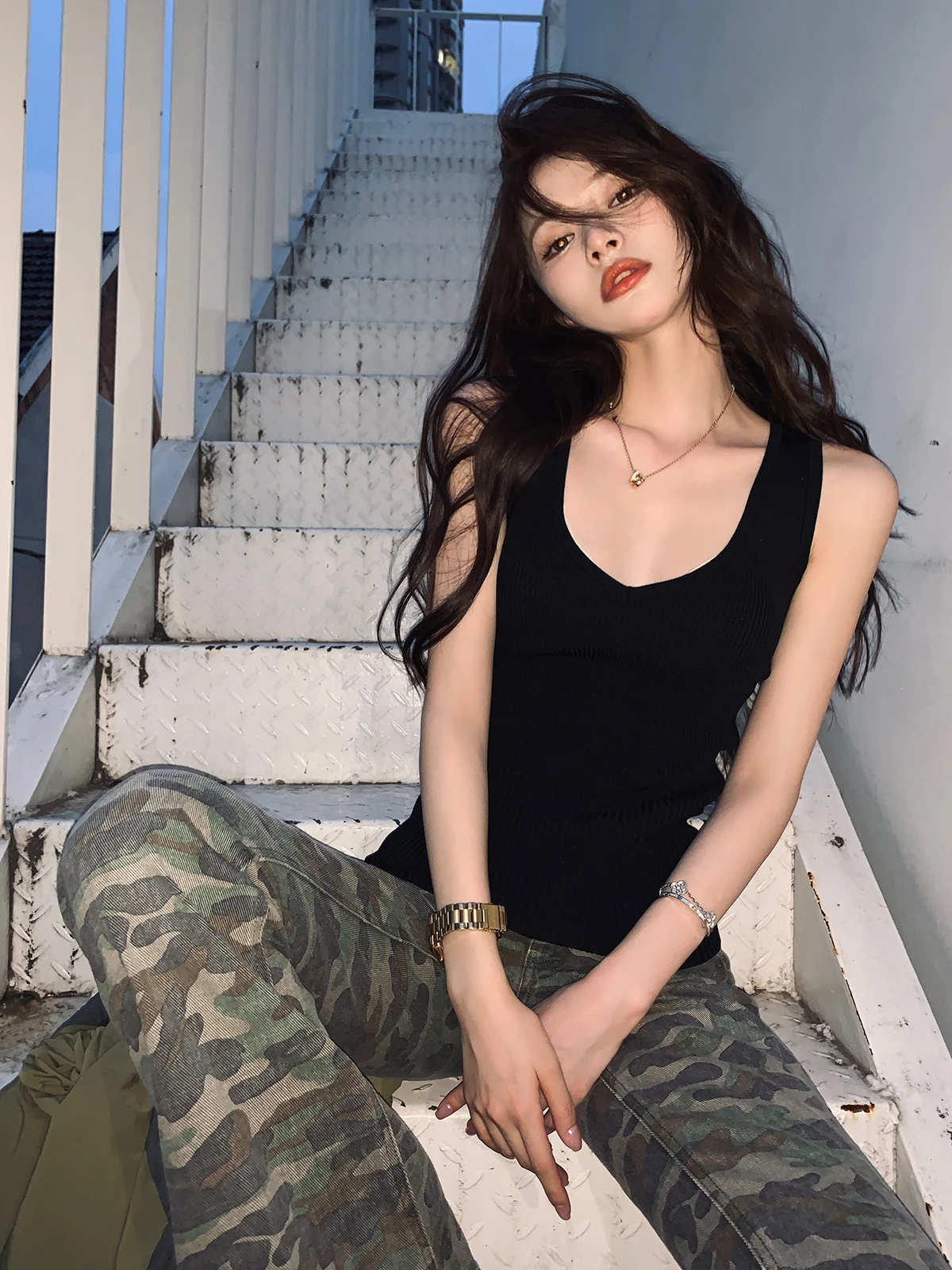 Комплект Chen Jin: Сексуальный камуфляжный жилет с глубоким V-образным вырезом и расклешенные брюки – Модный и дерзкий образ
Комплект Chen Jin: Сексуальный камуфляжный жилет с глубоким V-образным вырезом и расклешенные брюки – Модный и дерзкий образ